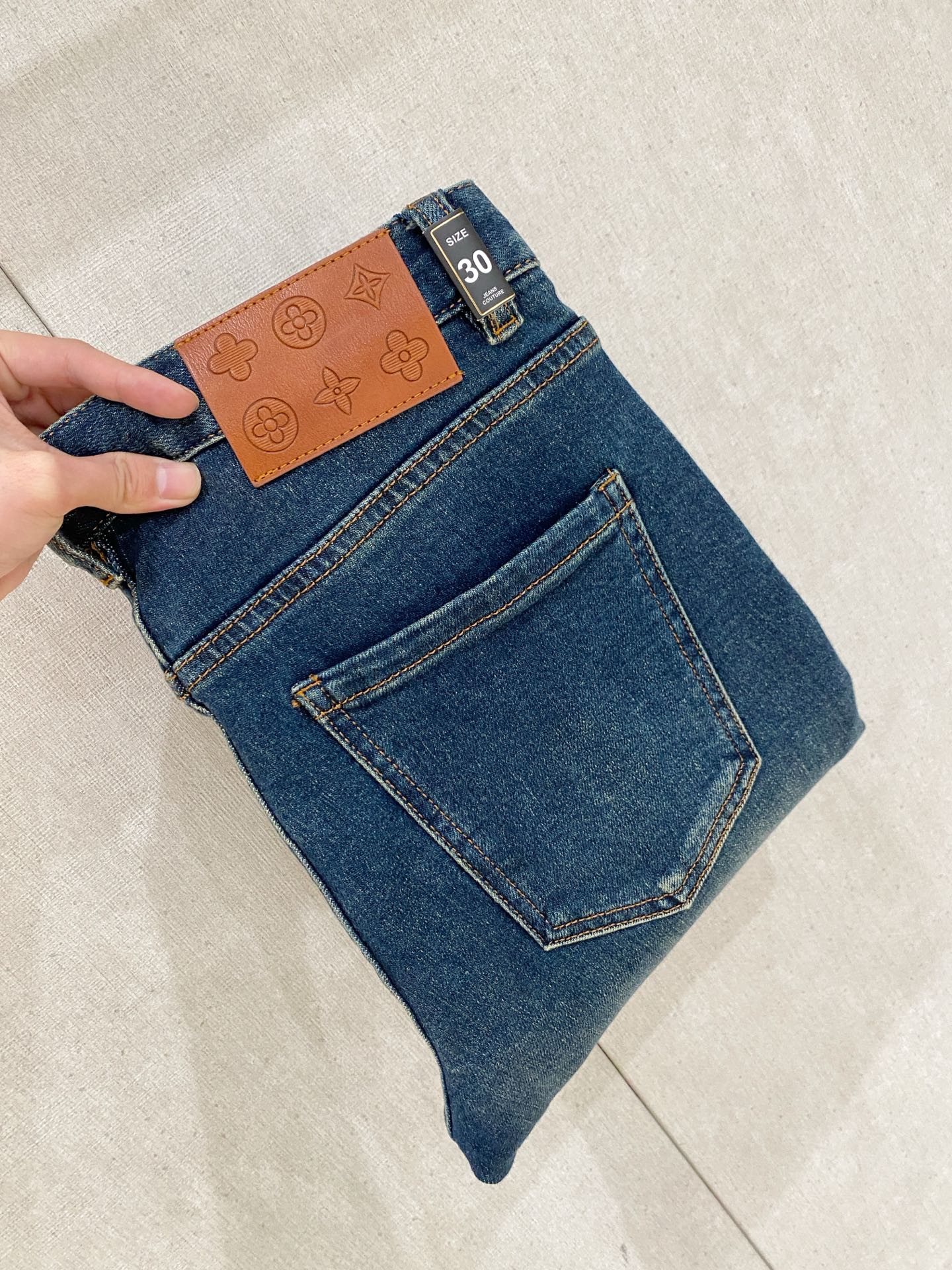 NO:849463,LV Louis Vuitton launches new men’s thin jeans for summer 2026!  Heavy-duty washed denim fabric, customized fabric is softer and more comfortable than ordinary denim fabric!  Super-heavy industrial washing process and double process washing. The whole pair of pants has a comfortable feel, and the fineness and breathability are top-notch. All hardware brand logos are custom-made, and the materials are selected with the best attributes. The fabric has good elasticity and great comfort!  The low-key design style is simple and elegant. The repurchase rate is extremely high. The code number is 28-38, not 35 37,,louis vuitton,louis vuitton,jeans,19860909LV路易威登2026夏季最新推出男士薄款牛仔裤新品！重工水洗牛仔面料,定制面料和一般牛仔布料比起来,更加柔软舒适！超重工洗水工艺 双工艺洗水 整条裤子,手感舒适,细腻程度与透气效果堪称顶级,所有的五金品牌logo都是专模定做,材质都是选最好的属性.面料的弹性很好,舒适性非常棒！低调设计风格简洁大方.回购率极高.码数28-38 没35 37,,louis vuitton,louis vuitton,jeans,,Men's clothing
