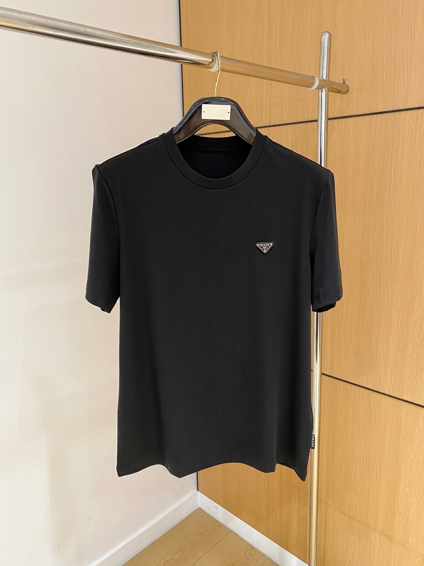 NO:827529,High-end Prada 2026 spring and summer new style debut counter, the latest round-neck short-sleeve, high-end customization, avant-garde and fashionable design!  The brand logo is designed with heavy craftsmanship. High-end customized 100-count double-sided mercerized cotton fabric. Soft to the touch. Comfortable to wear. Exquisite stitching at the counter level. Fine workmanship. The upper body effect is incomparably handsome!  A must-have item for a stylish man!  Size M-3xL, Prada-clothing, prada, T-shirt,19860909高版普拉达 2026春夏新款首发专柜最新款圆领短袖 高端订制 设计前卫时尚！品牌logo重工艺设计 高端定制100支双面丝光棉面料.手感柔软.穿着舒适.专柜级别精致车线.做工精细.上身效果无敌帅气！型男必备单品！码数M-3xL,普拉达-服装,prada,T-shirt,,Women's clothing