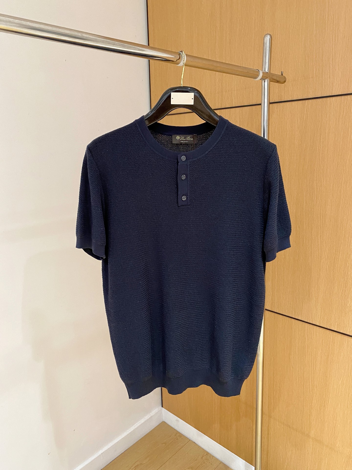 Loro piana 百搭款来了哦！麻棉混纺马鞍肩设计圆领开扣领针织衫短袖T恤】解锁夏日万能搭子：男士圆