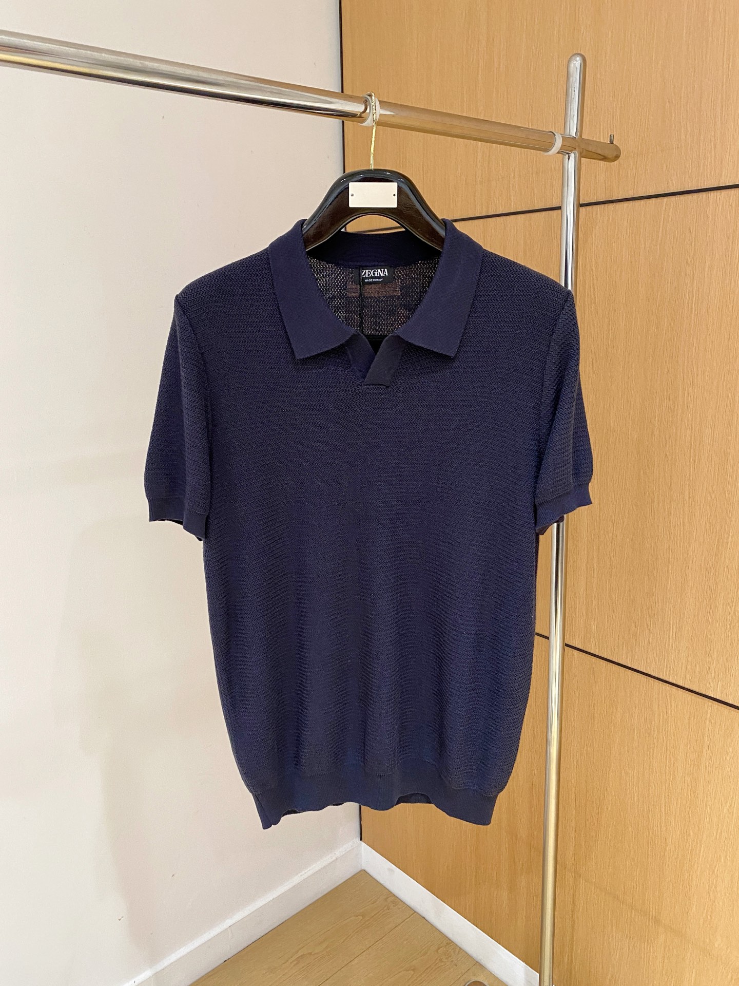 NO:827594,The high-end Ermenegildo Zegna versatile style is here!  Linen-cotton blend saddle shoulder design scissor collar sweater short-sleeved T-shirt] Unlock the universal summer outfit Men's round neck knitted short-sleeved T-shirt Still worried about what to wear every day?  This jacquard texture saddle shoulder design silk cotton yarn round neck knitted short-sleeved T-shirt is definitely your summer savior, solving all matching problems in one piece!  Different from the conventional version, the clever design of the saddle shoulder not only visually optimizes the shoulder line, allowing you to naturally have broad shoulders and back, showing a more attractive inverted triangle figure, but also greatly improves the comfort of wearing. There is no sense of restraint when moving, and you can raise your hands and turn around easily.  The fabric is made of 40% linen blended with 60% linen, which perfectly combines the breathability and sweat absorption of cotton with the cool touch of linen. The moment you put it on your body, you can feel the softness and silkiness like the spring breeze blowing on your face, and the heat and stickiness of summer are swept away. At the same time, it also has good breathability, keeping your skin dry at all times, saying goodbye to the smell of sweat, and keeping you fresh online at all times.  The round neck design is simple and classic, suitable for various face shapes, easily modifying the neck line, and showing a neat and elegant temperament. And as the 'universal formula' in the fashion industry, the round neck T-shirt will match any bottoms without any sense of violation. Paired with casual shorts, it is a vibrant sports style; put it on jeans and instantly transform into a trendy man; add a pair of linen trousers to create a casual and lazy vacation atmosphere.  Size S-XXL, men's clothing, zegna, shorts, jeans, T-shirt, tees, t-shirt,19860909高版 杰尼亚百搭款来了哦！麻棉混纺马鞍肩设计剪刀领针织衫短袖T恤】解锁夏日万能搭子男士圆领针织短袖T恤 还在为每天穿什么而发愁？这款提花纹理马鞍肩设计的丝棉纱线圆领针织短袖T恤,绝对是你的夏日救星,一件搞定所有搭配难题！ 区别于常规版型,马鞍肩的巧妙设计,不仅在视觉上优化肩部线条,让你自然拥有宽阔肩背,展现出更具魅力的倒三角身材,还极大地提升了穿着的舒适度,活动起来毫无束缚感,抬手、转身都轻松自在. 面料采用40亚麻混纺60亚麻,将棉的透气吸汗以及麻的清凉触感完美融合.上身瞬间,便能感受到如春风拂面般的轻柔与丝滑,夏日的燥热与黏腻一扫而空.同时,它还具有良好的透气性,时刻保持皮肤干爽,告别汗臭味,让你时刻清爽在线. 圆领设计简约经典,适配各种脸型,轻松修饰颈部线条,展现利落大方的气质.而且作为时尚界的“万能公式”,圆领T恤与任何下装搭配都毫无违和感.搭配休闲短裤,是活力满满的运动风；换上牛仔裤,瞬间变身潮流型男；再搭一条亚麻长裤,又营造出随性慵懒的度假氛围 . 码数S-XXL,男装,zegna,shorts,jeans,T-shirt,tees，t-shirt,,Women's clothing