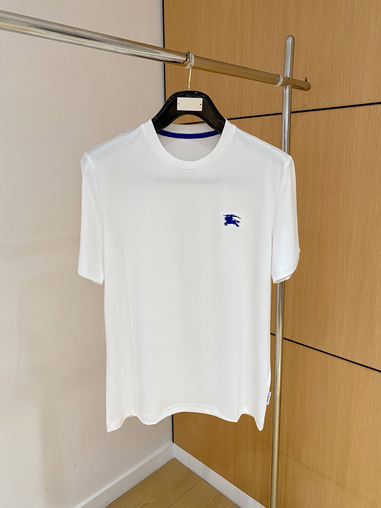 NO:827521,High version of Burberry's 2026 spring and summer new style debut counter, the latest round neck short sleeves, high-end customization, avant-garde and fashionable design!  The brand logo is designed with heavy craftsmanship. High-end customized 100-count double-sided mercerized cotton fabric. Soft to the touch. Comfortable to wear. Exquisite stitching at the counter level. Fine workmanship. The upper body effect is incomparably handsome!  A must-have item for a stylish man!  Size M-3xL, Burberry-clothing, burberry, T-shirt,19860909高版 巴宝莉 2026春夏新款首发专柜最新款圆领短袖 高端订制 设计前卫时尚！品牌logo重工艺设计 高端定制100支双面丝光棉面料.手感柔软.穿着舒适.专柜级别精致车线.做工精细.上身效果无敌帅气！型男必备单品！码数M-3xL,博柏利-服装,burberry,T-shirt,,Women's clothing