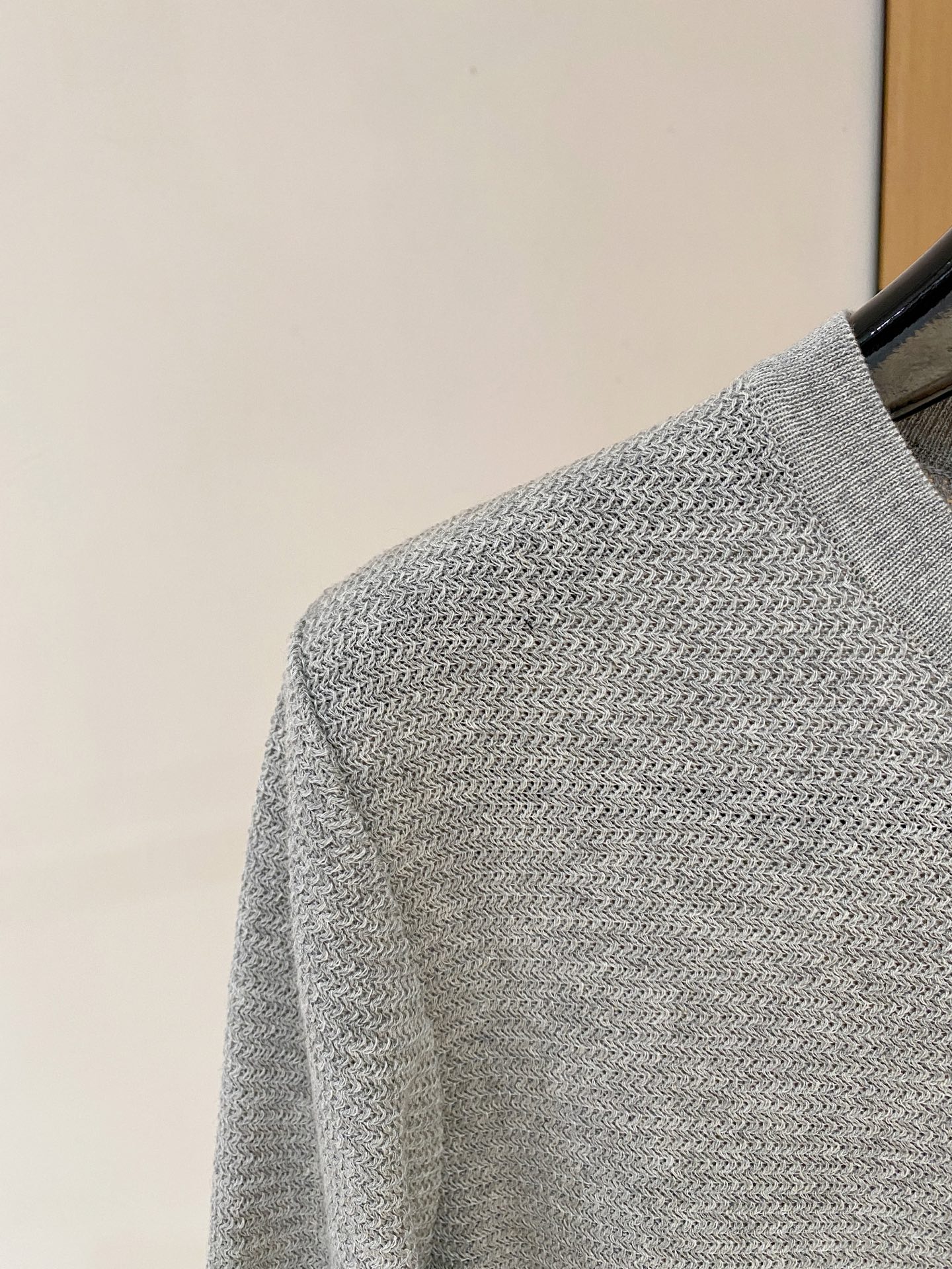Loro piana 百搭款来了哦！麻棉混纺马鞍肩设计圆领开扣领针织衫短袖T恤】解锁夏日万能搭子：男士圆