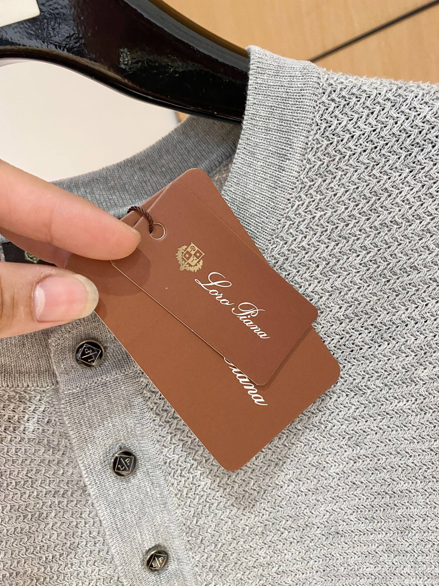 Loro piana 百搭款来了哦！麻棉混纺马鞍肩设计圆领开扣领针织衫短袖T恤】解锁夏日万能搭子：男士圆