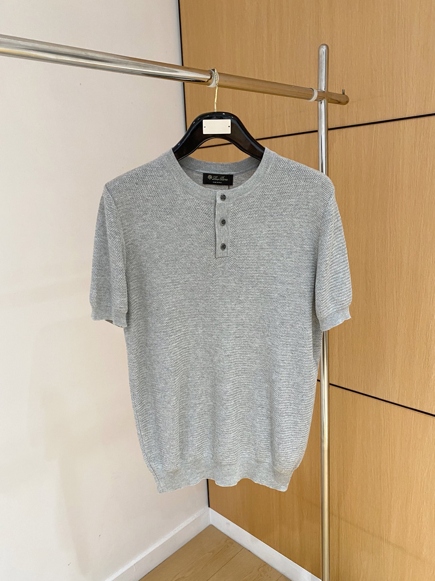 Loro piana 百搭款来了哦！麻棉混纺马鞍肩设计圆领开扣领针织衫短袖T恤】解锁夏日万能搭子：男士圆