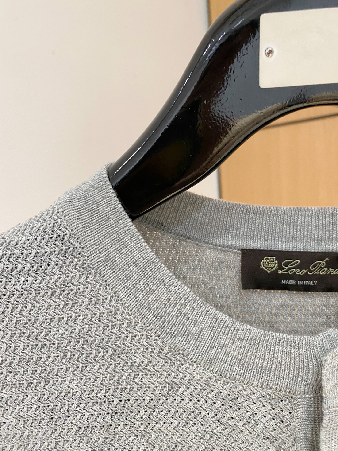 Loro piana 百搭款来了哦！麻棉混纺马鞍肩设计圆领开扣领针织衫短袖T恤】解锁夏日万能搭子：男士圆