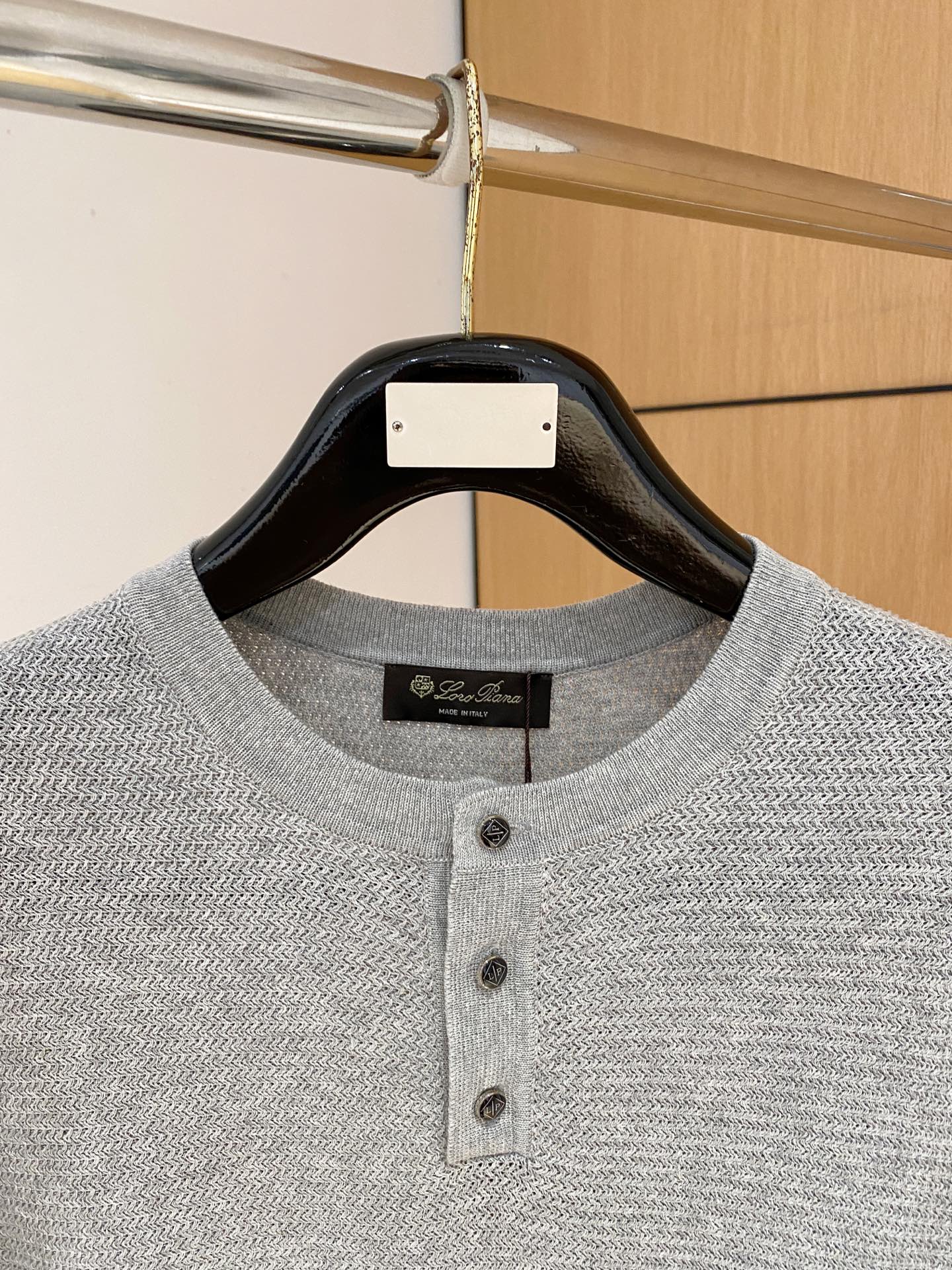 Loro piana 百搭款来了哦！麻棉混纺马鞍肩设计圆领开扣领针织衫短袖T恤】解锁夏日万能搭子：男士圆