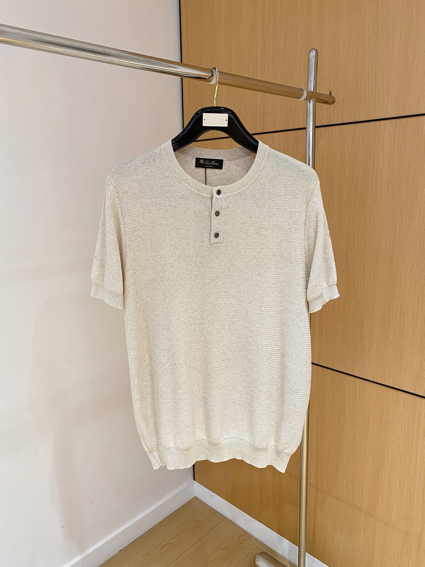 NO:827603,The high-end LP versatile model is here!  Linen-cotton blended saddle-shoulder design round neck button-down knitted sweater short-sleeved T-shirt] Unlock the universal summer outfit Men’s round-neck knitted short-sleeved T-shirt Are you still worried about what to wear every day?  This jacquard texture saddle shoulder design silk cotton yarn round neck knitted short-sleeved T-shirt is definitely your summer savior, solving all matching problems in one piece!  Different from the conventional version, the clever design of the saddle shoulder not only visually optimizes the shoulder line, allowing you to naturally have broad shoulders and back, showing a more attractive inverted triangle figure, but also greatly improves the comfort of wearing. There is no sense of restraint when moving, and you can raise your hands and turn around easily.  The fabric is made of 40% linen blended with 60% linen, which perfectly combines the breathability and sweat absorption of cotton with the cool touch of linen. The moment you put it on your body, you can feel the softness and silkiness like the spring breeze blowing on your face, and the heat and stickiness of summer are swept away. At the same time, it also has good breathability, keeping your skin dry at all times, saying goodbye to the smell of sweat, and keeping you fresh online at all times.  The round neck design is simple and classic, suitable for various face shapes, easily modifying the neck line, and showing a neat and elegant temperament. And as the 'universal formula' in the fashion industry, the round neck T-shirt will match any bottoms without any sense of violation. Paired with casual shorts, it is a vibrant sports style; put it on jeans and instantly transform into a fashionable man; add a pair of linen trousers to create a casual and lazy vacation atmosphere. Size S-XXL, men's clothing, loro  piana,shorts,jeans,T-shirt,tees,t-shirt,19860909高版 LP 百搭款来了哦！麻棉混纺马鞍肩设计圆领开扣领针织衫短袖T恤】解锁夏日万能搭子男士圆领针织短袖T恤 还在为每天穿什么而发愁？这款提花纹理马鞍肩设计的丝棉纱线圆领针织短袖T恤,绝对是你的夏日救星,一件搞定所有搭配难题！ 区别于常规版型,马鞍肩的巧妙设计,不仅在视觉上优化肩部线条,让你自然拥有宽阔肩背,展现出更具魅力的倒三角身材,还极大地提升了穿着的舒适度,活动起来毫无束缚感,抬手、转身都轻松自在. 面料采用40亚麻混纺60亚麻,将棉的透气吸汗以及麻的清凉触感完美融合.上身瞬间,便能感受到如春风拂面般的轻柔与丝滑,夏日的燥热与黏腻一扫而空.同时,它还具有良好的透气性,时刻保持皮肤干爽,告别汗臭味,让你时刻清爽在线. 圆领设计简约经典,适配各种脸型,轻松修饰颈部线条,展现利落大方的气质.而且作为时尚界的“万能公式”,圆领T恤与任何下装搭配都毫无违和感.搭配休闲短裤,是活力满满的运动风；换上牛仔裤,瞬间变身潮流型男；再搭一条亚麻长裤,又营造出随性慵懒的度假氛围 . 码数S-XXL,男装,loro piana,shorts,jeans,T-shirt,tees，t-shirt,,Women's clothing
