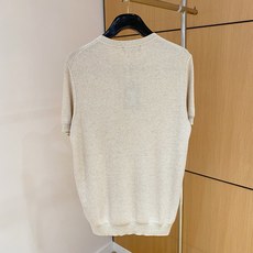 Loro piana 百搭款来了哦!麻棉混纺马鞍肩设计圆领开扣领针织衫短袖T恤】解锁夏日万能搭子:男士圆 Loro piana 百搭款来了哦!麻棉混纺马鞍肩设计圆领开扣领针织衫短袖T恤】解锁夏日万能搭子:男士圆