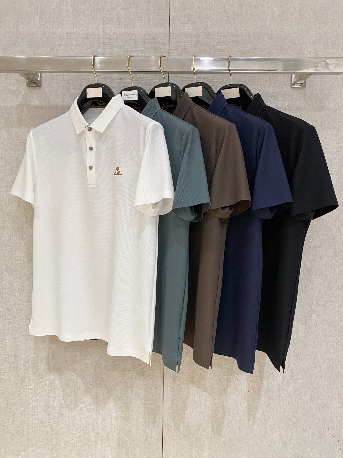 NO:856971,lp Nuoyoupanya 2026ss spring and summer new half-zip polo series. Customized top-quality cool nylon seamless fabric, heavy craftsmanship 1:1 design, crafts printing of fashionable big-name element logos, awesome upper body shape, fine, comfortable and breathable fabrics, super good-looking and a must-have for fashionable men with any combination!  Size M-4XL,,loro piana,19860909lp诺悠翩雅 2026ss春夏新款半拉链polo系列.定制顶级冰爽锦氨无痕面料,重工艺1:1设计,工艺印花时尚大牌元素logo,上身版型超赞,面料细腻舒适透气,随意搭配都超级好看时尚型男必备款哦！ 尺码M-4XL,,loro piana,,Men's clothing