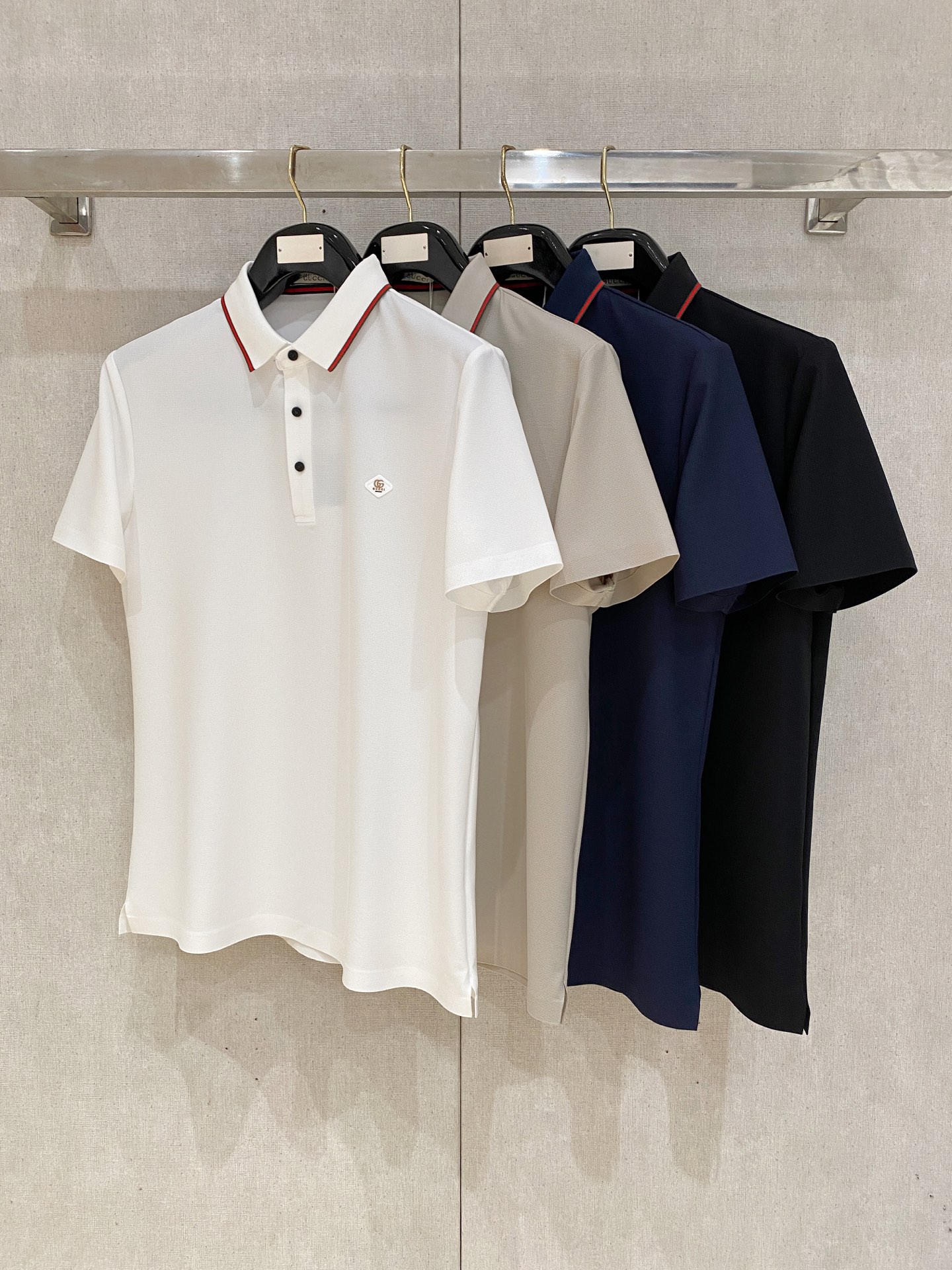 NO:856979,Gucci Gucci 2026ss spring and summer new half-zip polo series. Customized top-quality cool nylon seamless fabric, heavy craftsmanship 1:1 design, crafts printing of fashionable big-name element logos, awesome upper body shape, fine, comfortable and breathable fabrics, super good-looking and a must-have for fashionable men with any combination!  Size M-4XL,,gucci,19860909Gucci古奇 2026ss春夏新款半拉链polo系列.定制顶级冰爽锦氨无痕面料,重工艺1:1设计,工艺印花时尚大牌元素logo,上身版型超赞,面料细腻舒适透气,随意搭配都超级好看时尚型男必备款哦！ 尺码M-4XL,,gucci,,Men's clothing