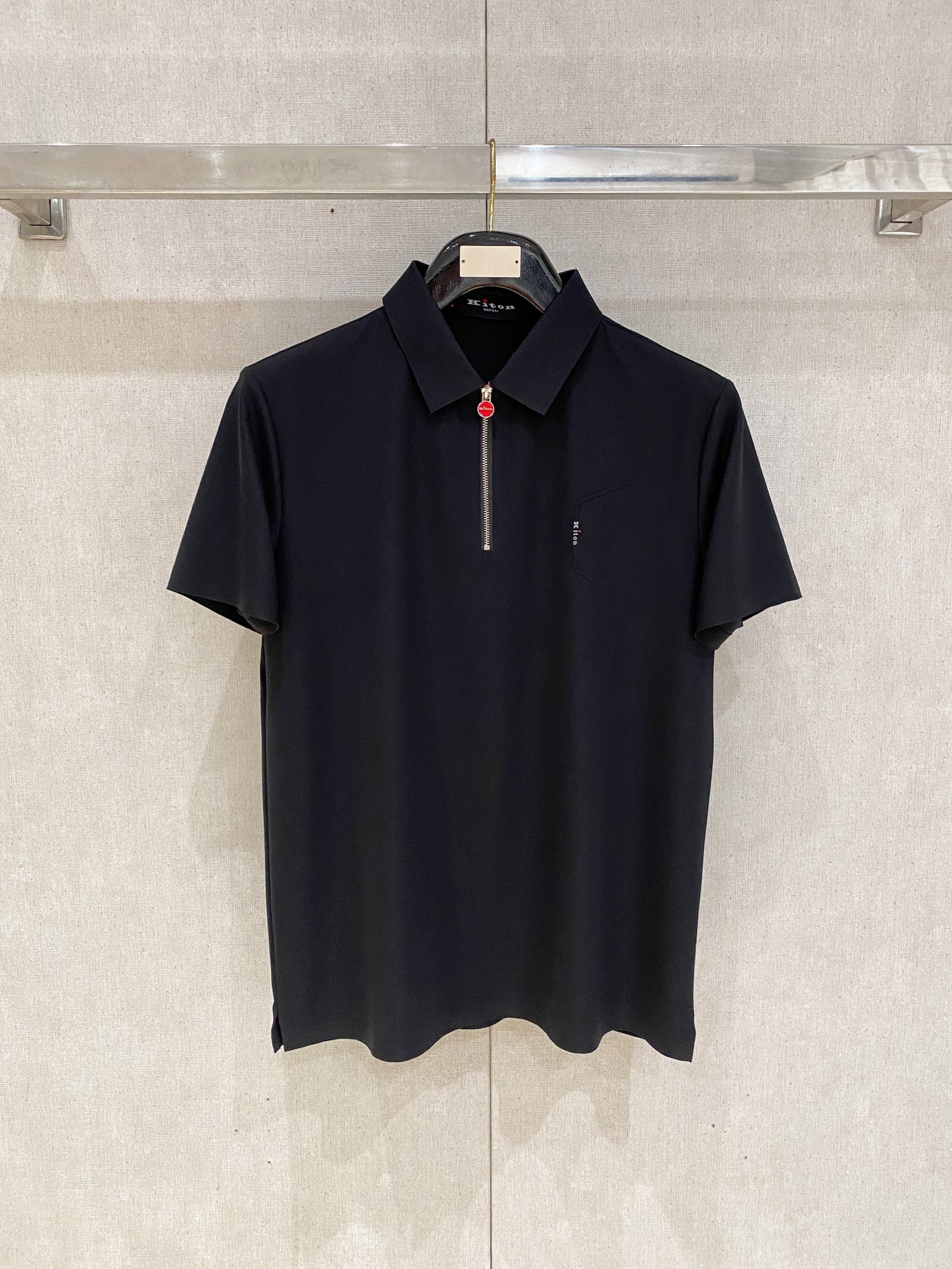 NO:857007,kiton 2026ss spring and summer new half-zip polo series. Customized top-quality cool nylon seamless fabric, heavy craftsmanship 1:1 design, craft printing fashion big-name element logos, awesome upper body shape, fine, comfortable and breathable fabrics, super good-looking and a must-have for fashionable men with any combination!  Size M-4XL,,19860909kiton奇顿 2026ss春夏新款半拉链polo系列.定制顶级冰爽锦氨无痕面料,重工艺1:1设计,工艺印花时尚大牌元素logo,上身版型超赞,面料细腻舒适透气,随意搭配都超级好看时尚型男必备款哦！ 尺码M-4XL,,,Men's clothing