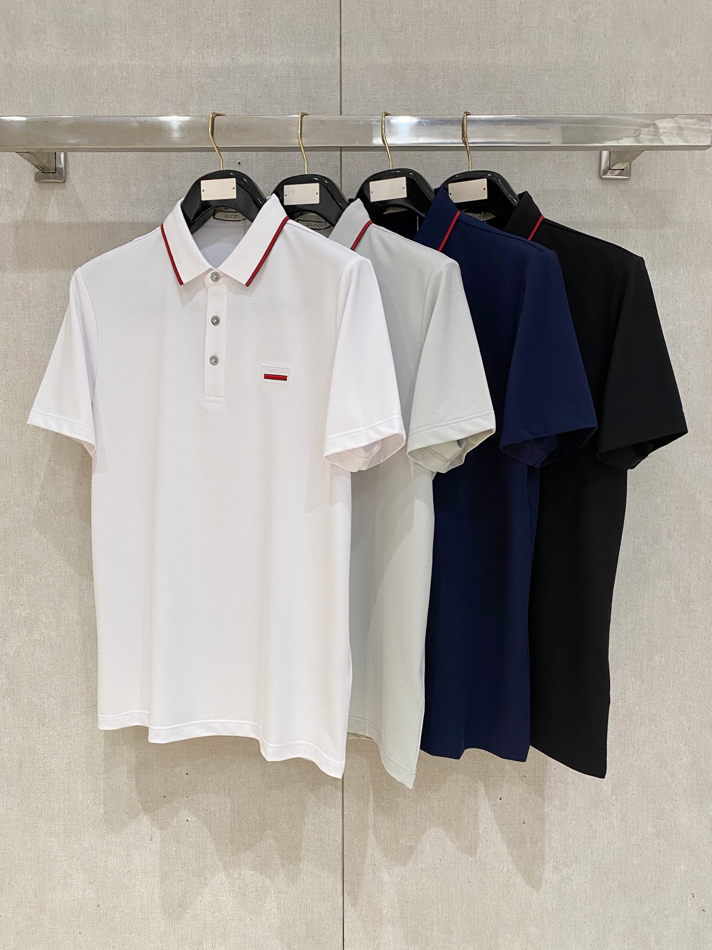 NO:856986,Gucc Gucci 2026ss new summer logo men's lapel shirt!  Classic business men's style, the ceiling-level business men's style of high-end men's clothing!  Simple and fashionable yet elegant, you can wear it alone and look good when paired with it. The quality control and detail control can be taken away with your eyes closed. It is low-key, luxurious and connotative!  The custom-woven mesh pique cotton fabric supplied by the customer is carefully made. The mesh texture is evenly arranged on the surface of the fabric. It has excellent breathability and heat dissipation and perspiration. The upper body comfort is completely better than ordinary single-sided jersey tissue!  The classic brand LOGO on the chest is made with top-notch craftsmanship. The LOGO is three-dimensional, clear and full, and has extraordinary texture. Whether it is worn as an inner layer or worn alone, it is a classic product!  Exquisite cutting technology, every detail is handled very standard and delicately, which cannot be compared with other low-end products on the market. It is recommended as a must-have basic versatile shirt for men!  Size M-4XL,,gucci,19860909Gucc古奇 2026ss夏季新款 logo男士翻领衫！经典商务男款,高端男装的天花板级别的商务男款！简约时尚大气不失优雅,单穿内搭体面过人,品质控细节控的闭眼带走,低调又奢华有内涵！ 客供定织网眼珠地棉布精心制成,面料表面排列均匀整齐的网眼纹理,透气性和散热排汗性极佳,上身舒适程度完全优于普通单面汗布组织！胸前经典的品牌LOGO标识,采用顶级工艺打造,LOGO立体清晰饱满,质感非凡的特质,无论是内搭还是单穿都是一款经典领域的产品！精妙绝伦的裁剪工艺,每一个细节处理的非常标准细腻,非市面一般LOW货可以媲美的,男士必入基础百搭款衫推荐！ 尺码M-4XL,,gucci,,Men's clothing