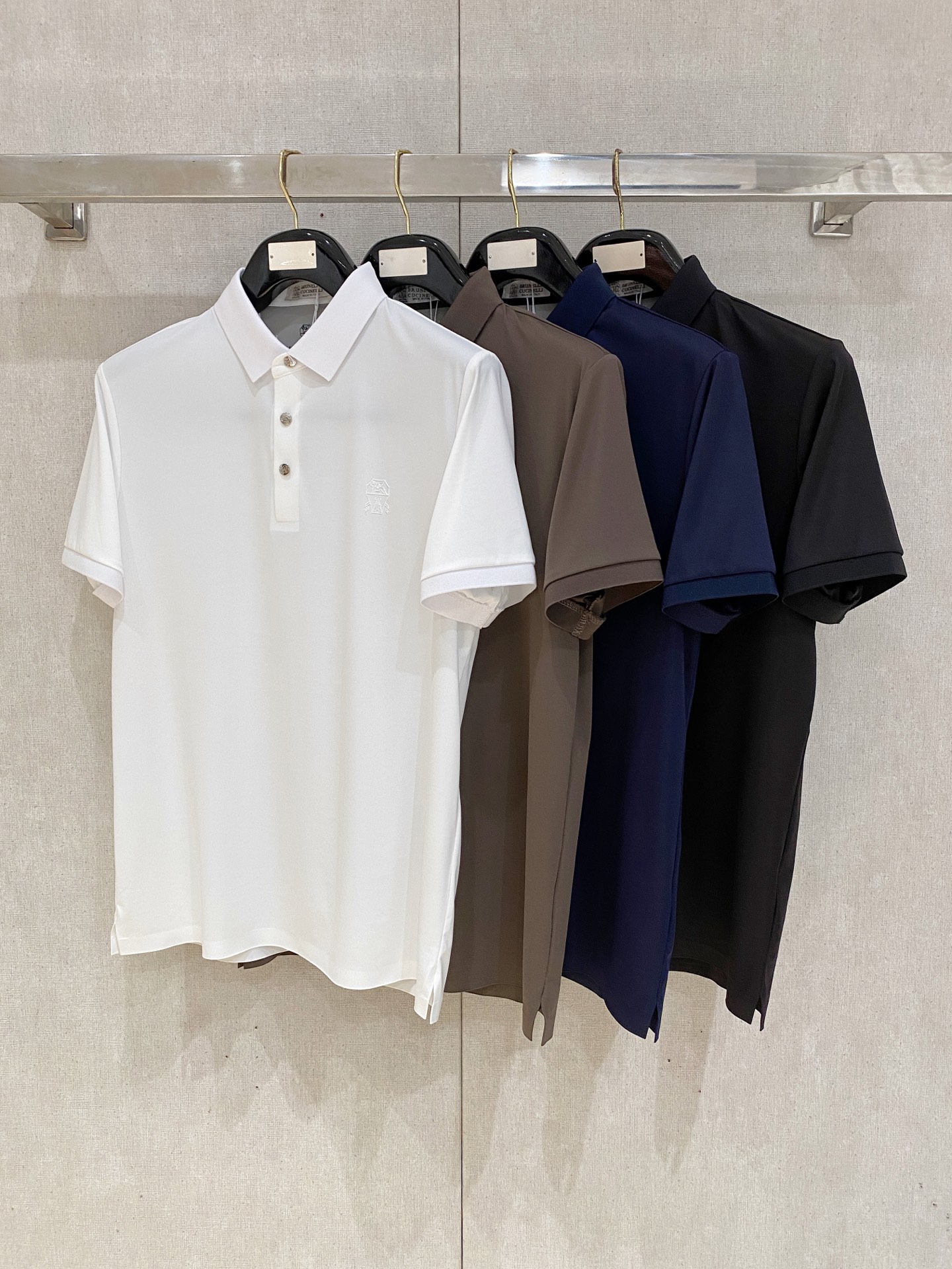 NO:856998,BC 2026ss spring and summer new half-zip polo series. Customized top-quality cool nylon seamless fabric, heavy craftsmanship 1:1 design, crafts printing of fashionable big-name element logos, awesome upper body shape, fine, comfortable and breathable fabrics, super good-looking and a must-have for fashionable men with any combination!  Size M-4XL,,19860909BC 2026ss春夏新款半拉链polo系列.定制顶级冰爽锦氨无痕面料,重工艺1:1设计,工艺印花时尚大牌元素logo,上身版型超赞,面料细腻舒适透气,随意搭配都超级好看时尚型男必备款哦！ 尺码M-4XL,,,Men's clothing