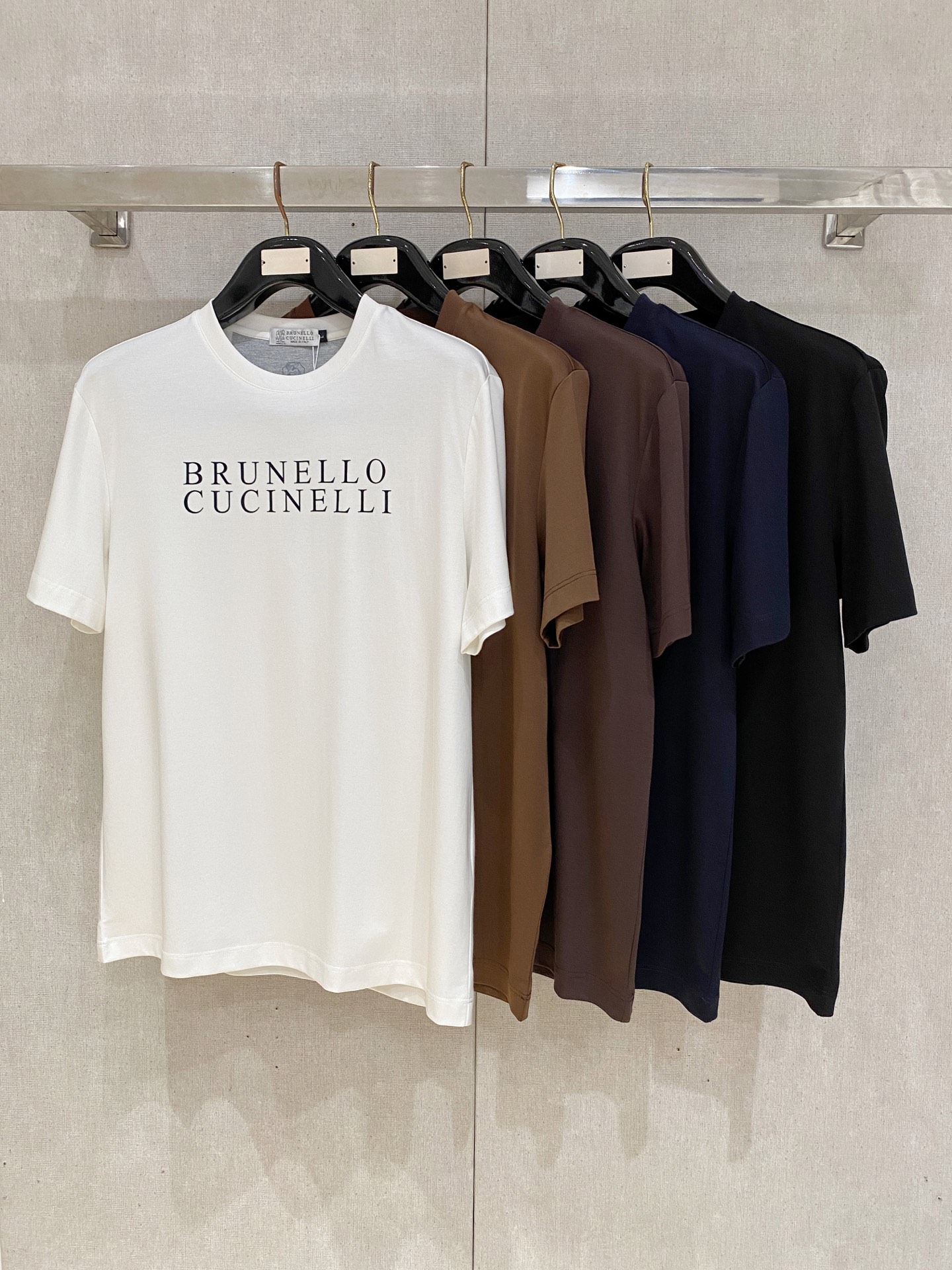 NO:857014,Brunello Cucinelli  BC2026 spring and summer new men's round neck short-sleeved T-shirt, high-end European ready-to-wear series, a very design item, top-grade foreign merchants provide pima cotton fabric, extremely comfortable and breathable, and positive skin-friendly, subverting the comfort brought by traditional fabrics  Comfortable experience, exquisite craftsmanship and accessories. The brand pattern on the chest is uniquely designed and has a strong style. The original tailoring at the counter, with meticulous detail processing, better highlights its quality. A must-have for street fashionistas. Sizes M-4XL,, brunello  cucinelli,T-shirt,tees,t-shirt,19860909Brunello Cucinelli BC2026年春夏新款男士圆领短袖T恤,高端成衣欧货系列,极具设计感的一款单品,顶级外商客供匹马棉面料,上手极微舒适透气,亲肤性积极,颠覆传统面料所带来的舒适体验,工艺辅料考究.胸前品牌图案以独特设计,风格性极强.专柜原版剪裁,一丝不苟细节处理更佳彰显其品质,街头时尚达人必入.尺码M-4XL,,brunello cucinelli,T-shirt,tees，t-shirt,,Men's clothing