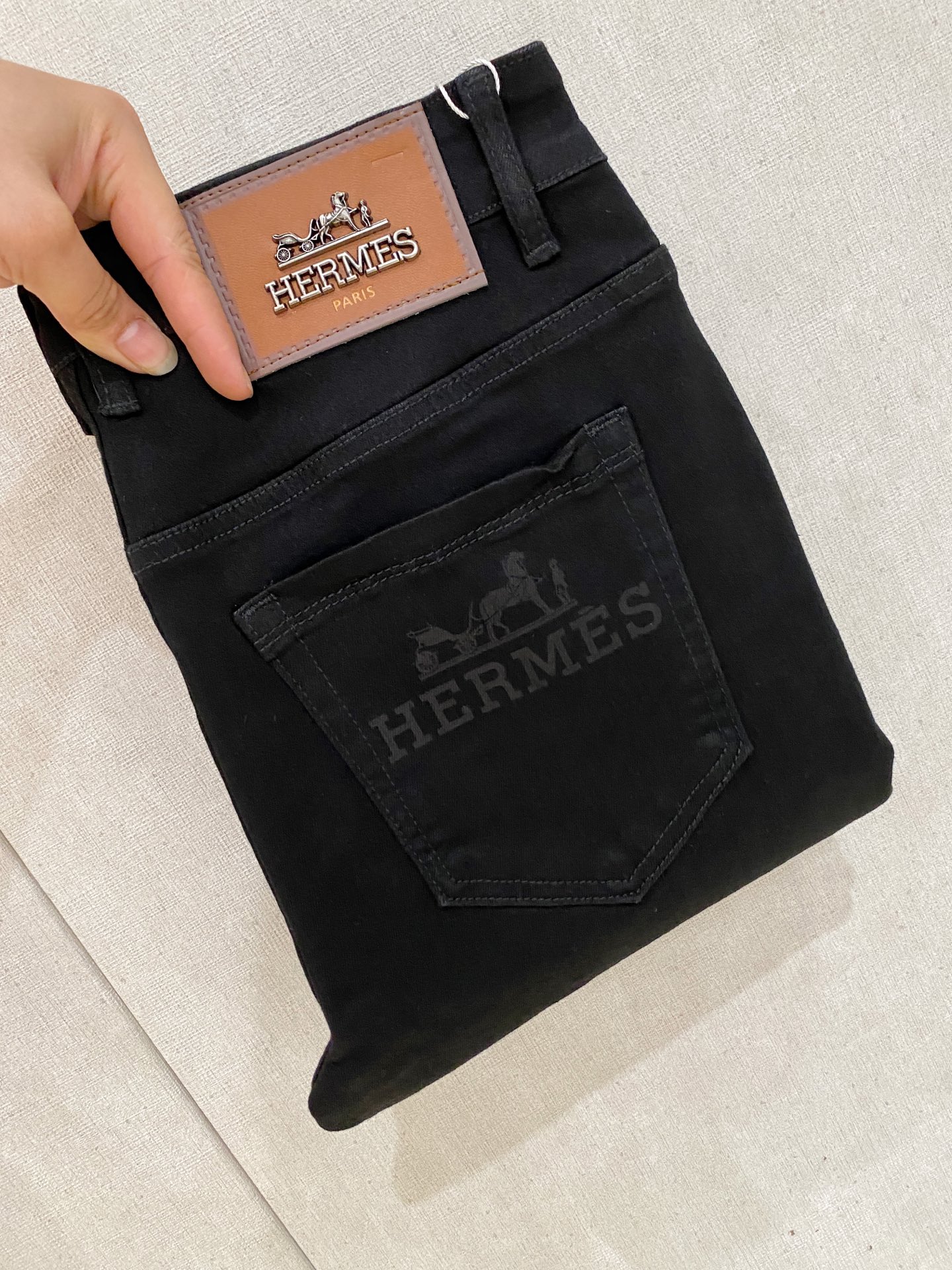 NO:937291,Hermès men's denim jeans, official album and poster outfit style!  High-grade imported denim raw color fabrics are supplied to customers, and the pure 13oz denim fabrics from Okayama, Japan are specially selected. Heavy-duty environmentally friendly plant enzyme washing process is used. The texture has a light retro color, which is quite beautiful and is very suitable for autumn and winter color matching. The fabric is soft and delicate after washing, but has strong bones and a slight stretch, providing an excellent comfortable experience. There is no damage from any technological elements throughout the body, retaining the purest tannin color!  The details throughout the body are perfect, exquisite and sophisticated. The latest leather label on the waist highlights the brand's characteristics. The hardware accessories, leather label and wiring all reflect the craftsmanship!  The silhouette is perfectly tailored and has excellent butt lift and slimming effect. It can be easily matched with any top in the wardrobe. It has wide compatibility and is suitable for various daily wear. The upper body is full of style. It is a must-have trousers for those who are obsessed with quality control and 1V!  Size 29-38 (not 35.37),,hermes,jeans,19860909爱马仕 男士丹宁牛仔裤,官宣画册海报穿搭款！ 客供高级进口的丹宁原色面料,特选日本冈山纯正13oz 盎司牛仔布料,重磅环保植物酵素水洗工艺,肌理有着淡淡的复古色彩,相当漂亮,极符合秋冬的配色,面料经过水洗后柔软细腻,但筋骨感极强,且略带弹力,提供了绝佳的舒适体验,通身无任何工艺元素破坏,保留了最纯粹的丹宁本色！通身细节完美如斯,精湛且考究,最新的腰部皮标彰显了品牌特质,五金配件、皮标、走线无不体现出匠心工艺！版型剪裁完美,提臀修身效果绝佳,可轻松横扫衣橱任何的上装搭配,兼容性广泛,满足于日常各种穿搭,上身型款十足,于品质控及1V迷控者必入型裤装！ 尺码29—38（没35.37）,,hermes,jeans,,Men's clothing