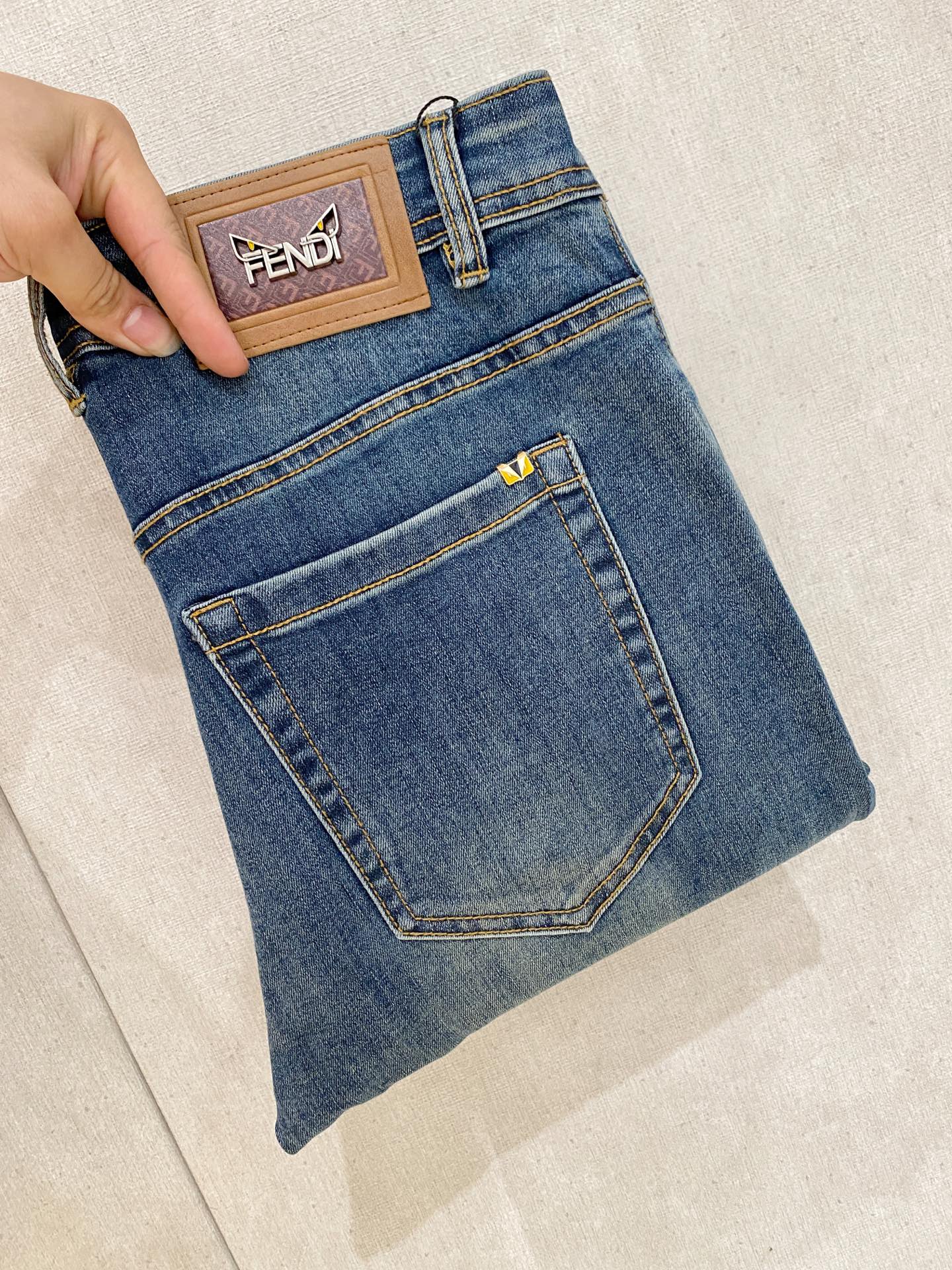 NO:937294,FENDI Fendi Men's Denim Jeans, Official Announcement Album Poster Style!  High-grade imported denim raw color fabrics are supplied to customers, and the pure 13oz denim fabrics from Okayama, Japan are specially selected. Heavy-duty environmentally friendly plant enzyme washing process is used. The texture has a light retro color, which is quite beautiful and is very suitable for autumn and winter color matching. The fabric is soft and delicate after washing, but has strong bones and a slight stretch, providing an excellent comfortable experience. There is no damage from any technological elements throughout the body, retaining the purest tannin color!  The details throughout the body are perfect, exquisite and sophisticated. The latest leather label on the waist highlights the brand's characteristics. The hardware accessories, leather label and wiring all reflect the craftsmanship!  The silhouette is perfectly tailored and has excellent butt lift and slimming effect. It can be easily matched with any top in the wardrobe. It has wide compatibility and is suitable for various daily wear. The upper body is full of style. It is a must-have trousers for those who are obsessed with quality control and 1V!  Sizes 29-38 (not 35.37),,fendi,fendi,jeans,19860909FENDI 芬迪 男士丹宁牛仔裤,官宣画册海报穿搭款！ 客供高级进口的丹宁原色面料,特选日本冈山纯正13oz 盎司牛仔布料,重磅环保植物酵素水洗工艺,肌理有着淡淡的复古色彩,相当漂亮,极符合秋冬的配色,面料经过水洗后柔软细腻,但筋骨感极强,且略带弹力,提供了绝佳的舒适体验,通身无任何工艺元素破坏,保留了最纯粹的丹宁本色！通身细节完美如斯,精湛且考究,最新的腰部皮标彰显了品牌特质,五金配件、皮标、走线无不体现出匠心工艺！版型剪裁完美,提臀修身效果绝佳,可轻松横扫衣橱任何的上装搭配,兼容性广泛,满足于日常各种穿搭,上身型款十足,于品质控及1V迷控者必入型裤装！ 尺码29—38（没35.37）,,fendi,fendi,jeans,,Men's clothing