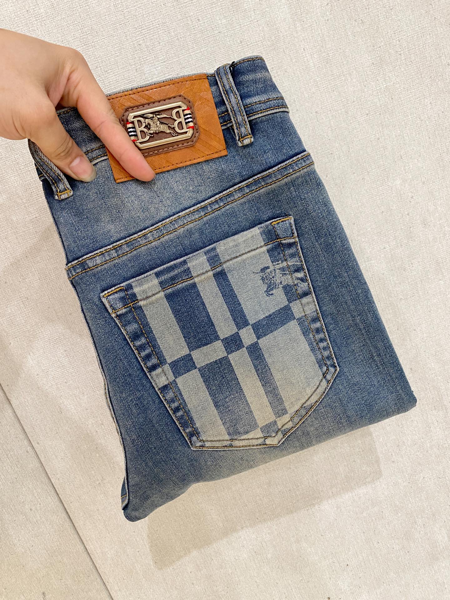NO:937297,Burberry men's denim jeans, official album and poster outfit style!  High-grade imported denim raw color fabrics are supplied to customers, and the pure 13oz denim fabrics from Okayama, Japan are specially selected. Heavy-duty environmentally friendly plant enzyme washing process is used. The texture has a light retro color, which is quite beautiful and is very suitable for autumn and winter color matching. The fabric is soft and delicate after washing, but has strong bones and a slight stretch, providing an excellent comfortable experience. There is no damage from any technological elements throughout the body, retaining the purest tannin color!  The details throughout the body are perfect, exquisite and sophisticated. The latest leather label on the waist highlights the brand's characteristics. The hardware accessories, leather label and wiring all reflect the craftsmanship!  The silhouette is perfectly tailored and has excellent butt lift and slimming effect. It can be easily matched with any top in the wardrobe. It has wide compatibility and is suitable for various daily wear. The upper body is full of style. It is a must-have trousers for those who are obsessed with quality control and 1V!  Size 29-38 (not 35.37),,burberry,burberry,jeans,19860909Burberry 巴宝莉 男士丹宁牛仔裤,官宣画册海报穿搭款！ 客供高级进口的丹宁原色面料,特选日本冈山纯正13oz 盎司牛仔布料,重磅环保植物酵素水洗工艺,肌理有着淡淡的复古色彩,相当漂亮,极符合秋冬的配色,面料经过水洗后柔软细腻,但筋骨感极强,且略带弹力,提供了绝佳的舒适体验,通身无任何工艺元素破坏,保留了最纯粹的丹宁本色！通身细节完美如斯,精湛且考究,最新的腰部皮标彰显了品牌特质,五金配件、皮标、走线无不体现出匠心工艺！版型剪裁完美,提臀修身效果绝佳,可轻松横扫衣橱任何的上装搭配,兼容性广泛,满足于日常各种穿搭,上身型款十足,于品质控及1V迷控者必入型裤装！ 尺码29—38（没35.37）,,burberry,burberry,jeans,,Men's clothing