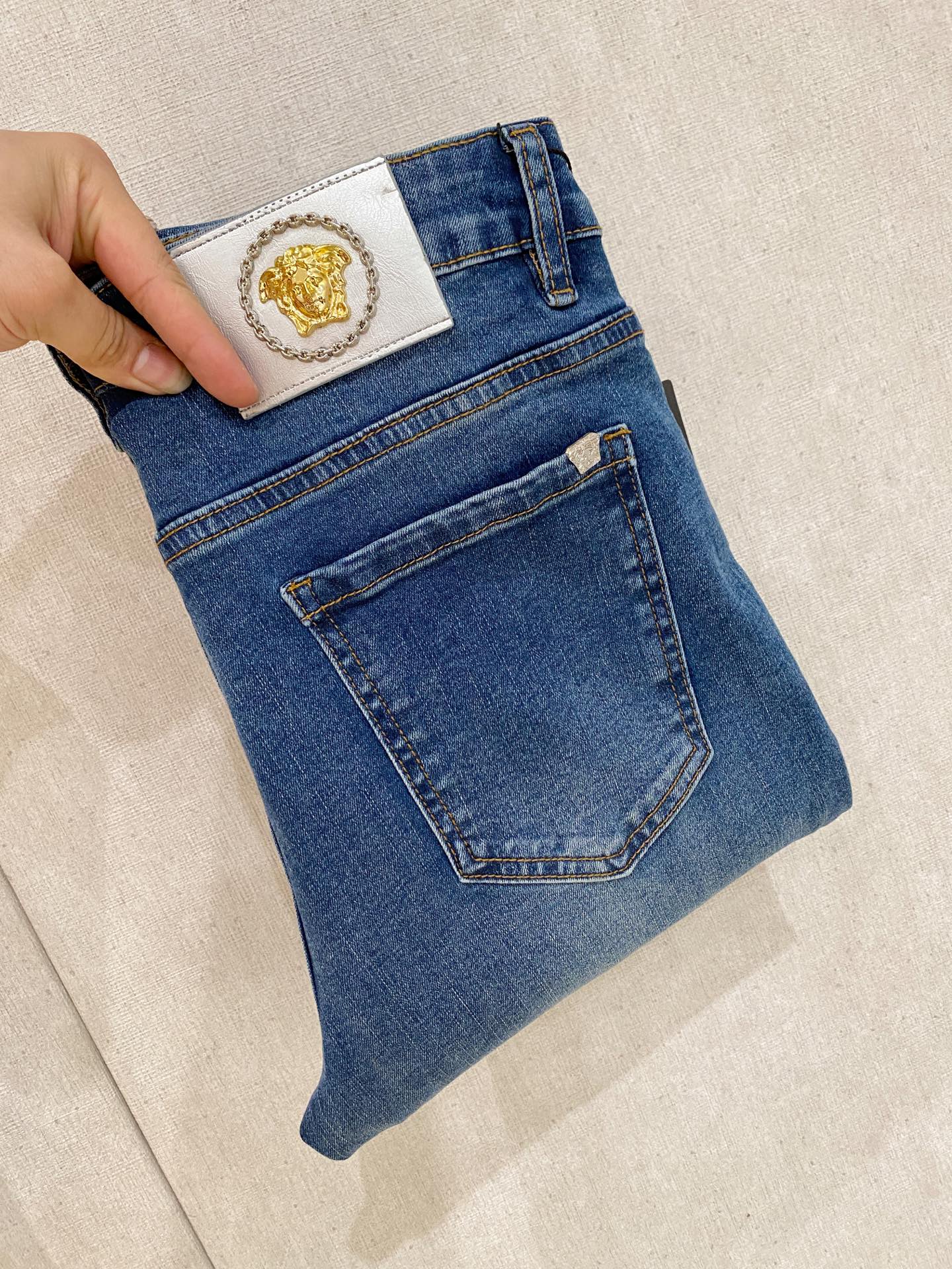 NO:937303,Versace men's denim jeans, official album and poster style!  High-grade imported denim raw color fabrics are supplied to customers, and the pure 13oz denim fabrics from Okayama, Japan are specially selected. Heavy-duty environmentally friendly plant enzyme washing process is used. The texture has a light retro color, which is quite beautiful and is very suitable for autumn and winter color matching. The fabric is soft and delicate after washing, but has strong bones and a slight stretch, providing an excellent comfortable experience. There is no damage from any technological elements throughout the body, retaining the purest tannin color!  The details throughout the body are perfect, exquisite and sophisticated. The latest leather label on the waist highlights the brand's characteristics. The hardware accessories, leather label and wiring all reflect the craftsmanship!  The silhouette is perfectly tailored and has excellent butt lift and slimming effect. It can be easily matched with any top in the wardrobe. It has wide compatibility and is suitable for various daily wear. The upper body is full of style. It is a must-have trousers for those who are obsessed with quality control and 1V!  Sizes 29-38 (not 35.37),,versace,jeans,19860909范思哲 男士丹宁牛仔裤,官宣画册海报穿搭款！ 客供高级进口的丹宁原色面料,特选日本冈山纯正13oz 盎司牛仔布料,重磅环保植物酵素水洗工艺,肌理有着淡淡的复古色彩,相当漂亮,极符合秋冬的配色,面料经过水洗后柔软细腻,但筋骨感极强,且略带弹力,提供了绝佳的舒适体验,通身无任何工艺元素破坏,保留了最纯粹的丹宁本色！通身细节完美如斯,精湛且考究,最新的腰部皮标彰显了品牌特质,五金配件、皮标、走线无不体现出匠心工艺！版型剪裁完美,提臀修身效果绝佳,可轻松横扫衣橱任何的上装搭配,兼容性广泛,满足于日常各种穿搭,上身型款十足,于品质控及1V迷控者必入型裤装！ 尺码29—38（没35.37）,,versace,jeans,,Men's clothing