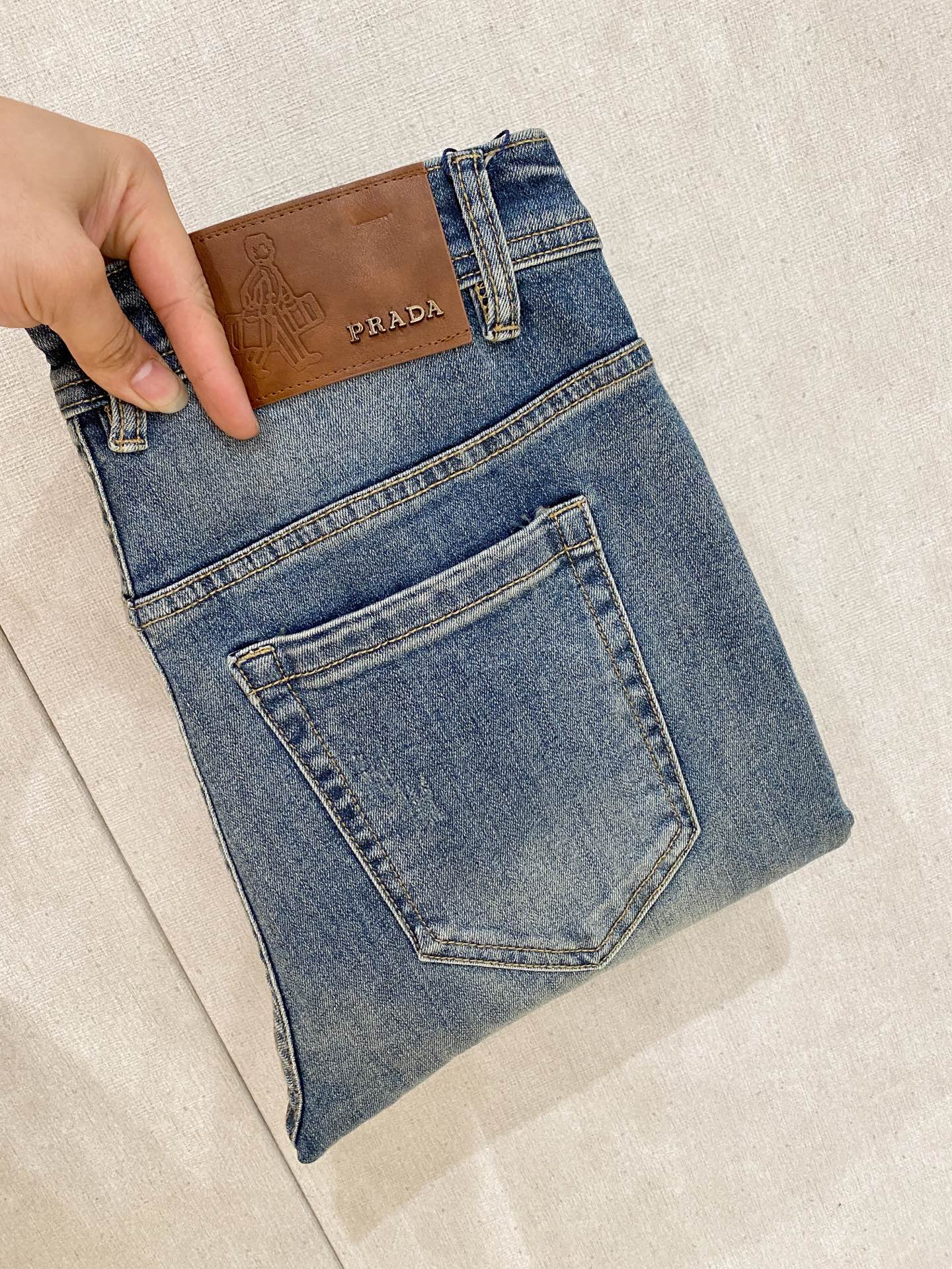 NO:937306,PRADA Men's denim jeans, official album and poster outfit!  High-grade imported denim raw color fabrics are supplied to customers, and the pure 13oz denim fabrics from Okayama, Japan are specially selected. Heavy-duty environmentally friendly plant enzyme washing process is used. The texture has a light retro color, which is quite beautiful and is very suitable for autumn and winter color matching. The fabric is soft and delicate after washing, but has strong bones and a slight stretch, providing an excellent comfortable experience. There is no damage from any technological elements throughout the body, retaining the purest tannin color!  The details throughout the body are perfect, exquisite and sophisticated. The latest leather label on the waist highlights the brand's characteristics. The hardware accessories, leather label and wiring all reflect the craftsmanship!  The silhouette is perfectly tailored and has excellent butt lift and slimming effect. It can be easily matched with any top in the wardrobe. It has wide compatibility and is suitable for various daily wear. The upper body is full of style. It is a must-have trousers for those who are obsessed with quality control and 1V!  Size 29-38 (not 35.37),, prada, prada, jeans,19860909PRADA 普拉达 男士丹宁牛仔裤,官宣画册海报穿搭款！ 客供高级进口的丹宁原色面料,特选日本冈山纯正13oz 盎司牛仔布料,重磅环保植物酵素水洗工艺,肌理有着淡淡的复古色彩,相当漂亮,极符合秋冬的配色,面料经过水洗后柔软细腻,但筋骨感极强,且略带弹力,提供了绝佳的舒适体验,通身无任何工艺元素破坏,保留了最纯粹的丹宁本色！通身细节完美如斯,精湛且考究,最新的腰部皮标彰显了品牌特质,五金配件、皮标、走线无不体现出匠心工艺！版型剪裁完美,提臀修身效果绝佳,可轻松横扫衣橱任何的上装搭配,兼容性广泛,满足于日常各种穿搭,上身型款十足,于品质控及1V迷控者必入型裤装！ 尺码29—38（没35.37）,,prada,prada,jeans,,Men's clothing