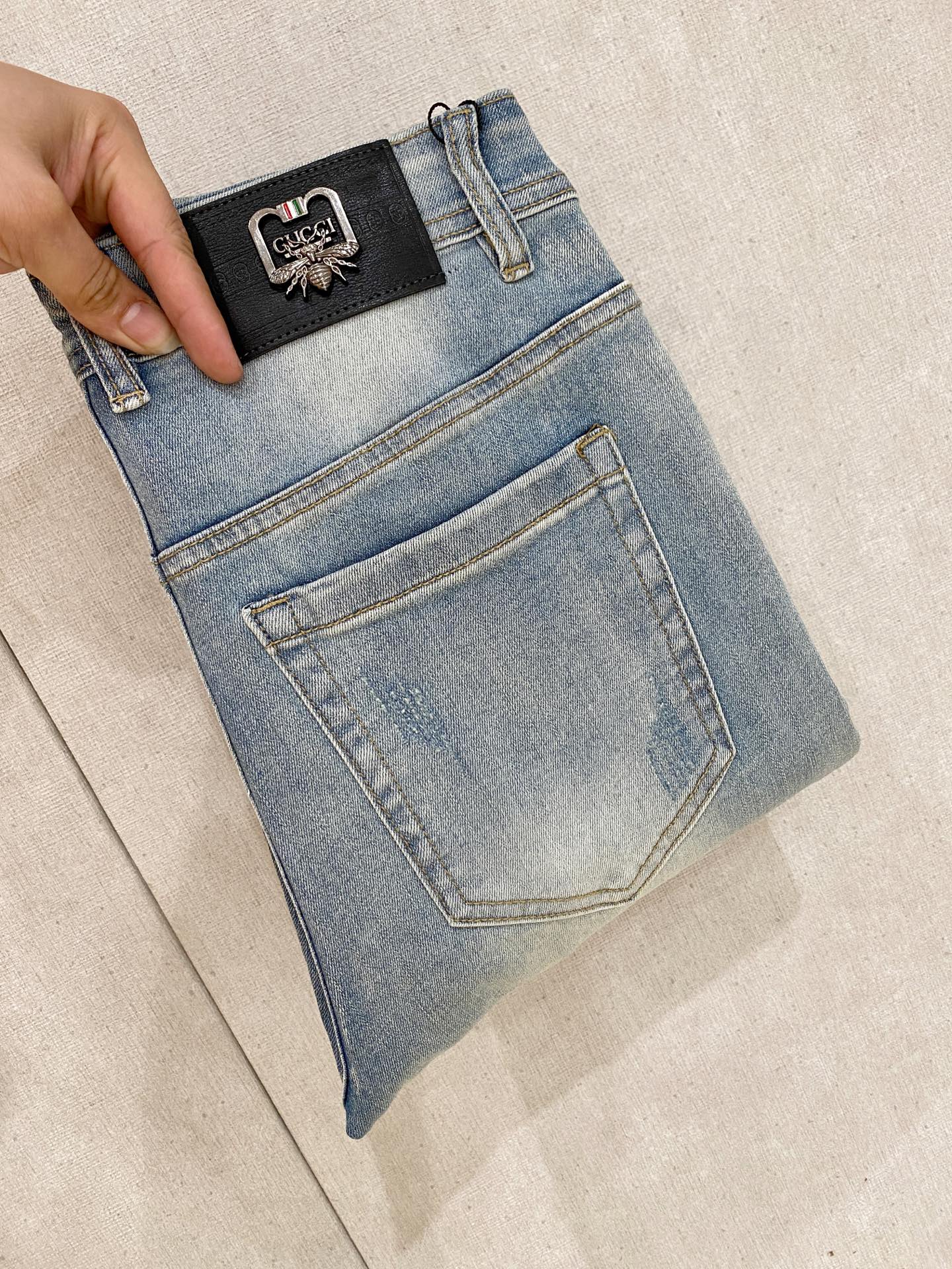 NO:937309,GUCCI men's denim jeans, official album and poster outfit style!  High-grade imported denim raw color fabrics are supplied to customers, and the pure 13oz denim fabrics from Okayama, Japan are specially selected. Heavy-duty environmentally friendly plant enzyme washing process is used. The texture has a light retro color, which is quite beautiful and is very suitable for autumn and winter color matching. The fabric is soft and delicate after washing, but has strong bones and a slight stretch, providing an excellent comfortable experience. There is no damage from any technological elements throughout the body, retaining the purest tannin color!  The details throughout the body are perfect, exquisite and sophisticated. The latest leather label on the waist highlights the brand's characteristics. The hardware accessories, leather label and wiring all reflect the craftsmanship!  The silhouette is perfectly tailored and has excellent butt lift and slimming effect. It can be easily matched with any top in the wardrobe. It has wide compatibility and is suitable for various daily wear. The upper body is full of style. It is a must-have trousers for those who are obsessed with quality control and 1V!  Size 29-38 (not 35.37),,gucci,jeans,19860909GUCCI 古奇 男士丹宁牛仔裤,官宣画册海报穿搭款！ 客供高级进口的丹宁原色面料,特选日本冈山纯正13oz 盎司牛仔布料,重磅环保植物酵素水洗工艺,肌理有着淡淡的复古色彩,相当漂亮,极符合秋冬的配色,面料经过水洗后柔软细腻,但筋骨感极强,且略带弹力,提供了绝佳的舒适体验,通身无任何工艺元素破坏,保留了最纯粹的丹宁本色！通身细节完美如斯,精湛且考究,最新的腰部皮标彰显了品牌特质,五金配件、皮标、走线无不体现出匠心工艺！版型剪裁完美,提臀修身效果绝佳,可轻松横扫衣橱任何的上装搭配,兼容性广泛,满足于日常各种穿搭,上身型款十足,于品质控及1V迷控者必入型裤装！ 尺码29—38（没35.37）,,gucci,jeans,,Men's clothing