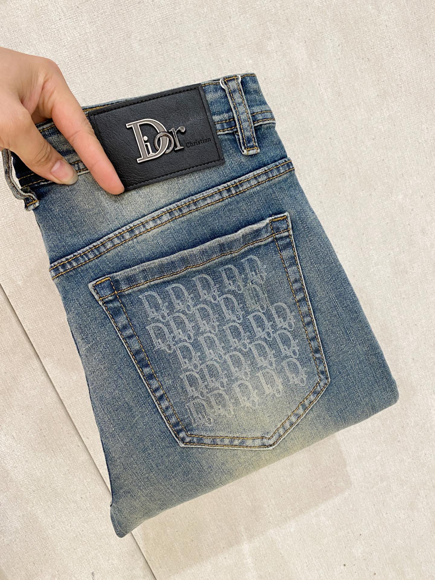 NO:937310,Dior men's denim jeans, official album and poster style!  High-grade imported denim raw color fabrics are supplied to customers, and the pure 13oz denim fabrics from Okayama, Japan are specially selected. Heavy-duty environmentally friendly plant enzyme washing process is used. The texture has a light retro color, which is quite beautiful and is very suitable for autumn and winter color matching. The fabric is soft and delicate after washing, but has strong bones and a slight stretch, providing an excellent comfortable experience. There is no damage from any technological elements throughout the body, retaining the purest tannin color!  The details throughout the body are perfect, exquisite and sophisticated. The latest leather label on the waist highlights the brand's characteristics. The hardware accessories, leather label and wiring all reflect the craftsmanship!  The silhouette is perfectly tailored and has excellent butt lift and slimming effect. It can be easily matched with any top in the wardrobe. It has wide compatibility and is suitable for various daily wear. The upper body is full of style. It is a must-have trousers for those who are obsessed with quality control and 1V!  Size 29-38 (not 35.37), dior, dior, jeans,19860909Dior 迪奥 男士丹宁牛仔裤,官宣画册海报穿搭款！ 客供高级进口的丹宁原色面料,特选日本冈山纯正13oz 盎司牛仔布料,重磅环保植物酵素水洗工艺,肌理有着淡淡的复古色彩,相当漂亮,极符合秋冬的配色,面料经过水洗后柔软细腻,但筋骨感极强,且略带弹力,提供了绝佳的舒适体验,通身无任何工艺元素破坏,保留了最纯粹的丹宁本色！通身细节完美如斯,精湛且考究,最新的腰部皮标彰显了品牌特质,五金配件、皮标、走线无不体现出匠心工艺！版型剪裁完美,提臀修身效果绝佳,可轻松横扫衣橱任何的上装搭配,兼容性广泛,满足于日常各种穿搭,上身型款十足,于品质控及1V迷控者必入型裤装！ 尺码29—38（没35.37）,,dior,dior,jeans,,Men's clothing