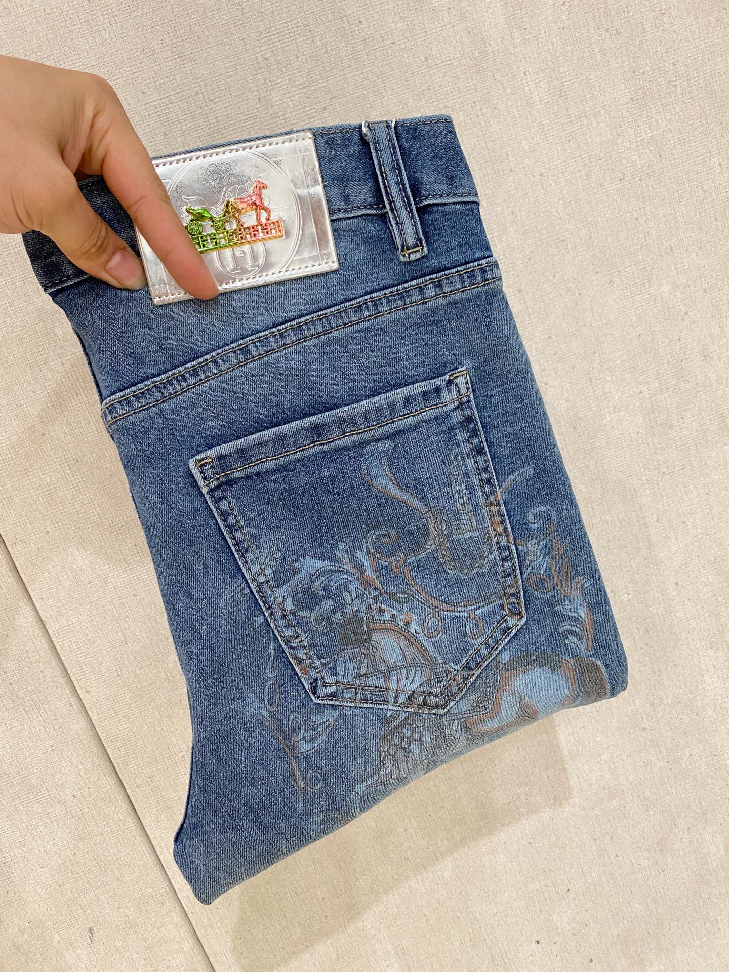 NO:937312,Hermès men's denim jeans, official album and poster outfit style!  High-grade imported denim raw color fabrics are supplied to customers, and the pure 13oz denim fabrics from Okayama, Japan are specially selected. Heavy-duty environmentally friendly plant enzyme washing process is used. The texture has a light retro color, which is quite beautiful and is very suitable for autumn and winter color matching. The fabric is soft and delicate after washing, but has strong bones and a slight stretch, providing an excellent comfortable experience. There is no damage from any technological elements throughout the body, retaining the purest tannin color!  The details throughout the body are perfect, exquisite and sophisticated. The latest leather label on the waist highlights the brand's characteristics. The hardware accessories, leather label and wiring all reflect the craftsmanship!  The silhouette is perfectly tailored and has excellent butt lift and slimming effect. It can be easily matched with any top in the wardrobe. It has wide compatibility and is suitable for various daily wear. The upper body is full of style. It is a must-have trousers for those who are obsessed with quality control and 1V!  Size 29-38 (not 35.37),,hermes,jeans,19860909爱马仕 男士丹宁牛仔裤,官宣画册海报穿搭款！ 客供高级进口的丹宁原色面料,特选日本冈山纯正13oz 盎司牛仔布料,重磅环保植物酵素水洗工艺,肌理有着淡淡的复古色彩,相当漂亮,极符合秋冬的配色,面料经过水洗后柔软细腻,但筋骨感极强,且略带弹力,提供了绝佳的舒适体验,通身无任何工艺元素破坏,保留了最纯粹的丹宁本色！通身细节完美如斯,精湛且考究,最新的腰部皮标彰显了品牌特质,五金配件、皮标、走线无不体现出匠心工艺！版型剪裁完美,提臀修身效果绝佳,可轻松横扫衣橱任何的上装搭配,兼容性广泛,满足于日常各种穿搭,上身型款十足,于品质控及1V迷控者必入型裤装！ 尺码29—38（没35.37）,,hermes,jeans,,Men's clothing