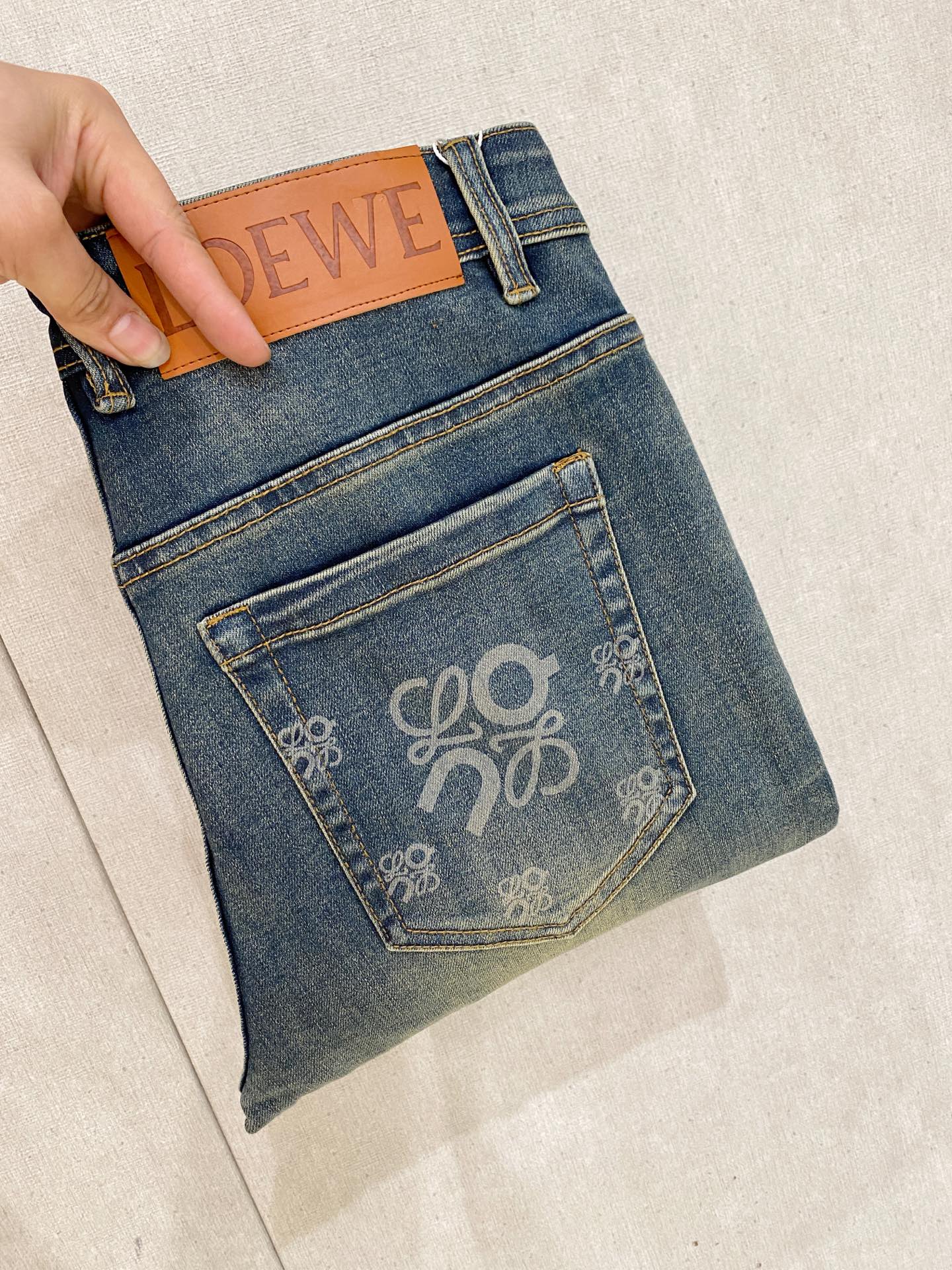 NO:937314,Loewe men's denim jeans, official album and poster outfit!  High-grade imported denim raw color fabrics are supplied to customers, and the pure 13oz denim fabrics from Okayama, Japan are specially selected. Heavy-duty environmentally friendly plant enzyme washing process is used. The texture has a light retro color, which is quite beautiful and is very suitable for autumn and winter color matching. The fabric is soft and delicate after washing, but has strong bones and a slight stretch, providing an excellent comfortable experience. There is no damage from any technological elements throughout the body, retaining the purest tannin color!  The details throughout the body are perfect, exquisite and sophisticated. The latest leather label on the waist highlights the brand's characteristics. The hardware accessories, leather label and wiring all reflect the craftsmanship!  The silhouette is perfectly tailored and has excellent butt lift and slimming effect. It can be easily matched with any top in the wardrobe. It has wide compatibility and is suitable for various daily wear. The upper body is full of style. It is a must-have trousers for those who are obsessed with quality control and 1V!  Size 29-38 (not 35.37),,loewe,jeans,19860909罗意威 男士丹宁牛仔裤,官宣画册海报穿搭款！ 客供高级进口的丹宁原色面料,特选日本冈山纯正13oz 盎司牛仔布料,重磅环保植物酵素水洗工艺,肌理有着淡淡的复古色彩,相当漂亮,极符合秋冬的配色,面料经过水洗后柔软细腻,但筋骨感极强,且略带弹力,提供了绝佳的舒适体验,通身无任何工艺元素破坏,保留了最纯粹的丹宁本色！通身细节完美如斯,精湛且考究,最新的腰部皮标彰显了品牌特质,五金配件、皮标、走线无不体现出匠心工艺！版型剪裁完美,提臀修身效果绝佳,可轻松横扫衣橱任何的上装搭配,兼容性广泛,满足于日常各种穿搭,上身型款十足,于品质控及1V迷控者必入型裤装！ 尺码29—38（没35.37）,,loewe,jeans,,Men's clothing