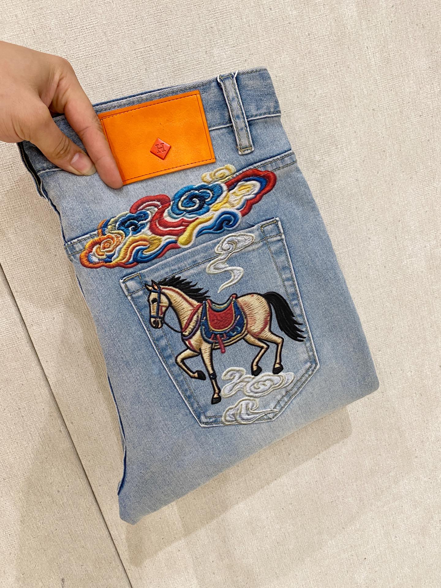 NO:937316,Hermès men's denim jeans, official album and poster outfit style!  High-grade imported denim raw color fabrics are supplied to customers, and the pure 13oz denim fabrics from Okayama, Japan are specially selected. Heavy-duty environmentally friendly plant enzyme washing process is used. The texture has a light retro color, which is quite beautiful and is very suitable for autumn and winter color matching. The fabric is soft and delicate after washing, but has strong bones and a slight stretch, providing an excellent comfortable experience. There is no damage from any technological elements throughout the body, retaining the purest tannin color!  The details throughout the body are perfect, exquisite and sophisticated. The latest leather label on the waist highlights the brand's characteristics. The hardware accessories, leather label and wiring all reflect the craftsmanship!  The silhouette is perfectly tailored and has excellent butt lift and slimming effect. It can be easily matched with any top in the wardrobe. It has wide compatibility and is suitable for various daily wear. The upper body is full of style. It is a must-have trousers for those who are obsessed with quality control and 1V!  Size 29-38 (not 35.37),,hermes,jeans,19860909爱马仕 男士丹宁牛仔裤,官宣画册海报穿搭款！ 客供高级进口的丹宁原色面料,特选日本冈山纯正13oz 盎司牛仔布料,重磅环保植物酵素水洗工艺,肌理有着淡淡的复古色彩,相当漂亮,极符合秋冬的配色,面料经过水洗后柔软细腻,但筋骨感极强,且略带弹力,提供了绝佳的舒适体验,通身无任何工艺元素破坏,保留了最纯粹的丹宁本色！通身细节完美如斯,精湛且考究,最新的腰部皮标彰显了品牌特质,五金配件、皮标、走线无不体现出匠心工艺！版型剪裁完美,提臀修身效果绝佳,可轻松横扫衣橱任何的上装搭配,兼容性广泛,满足于日常各种穿搭,上身型款十足,于品质控及1V迷控者必入型裤装！ 尺码29—38（没35.37）,,hermes,jeans,,Men's clothing