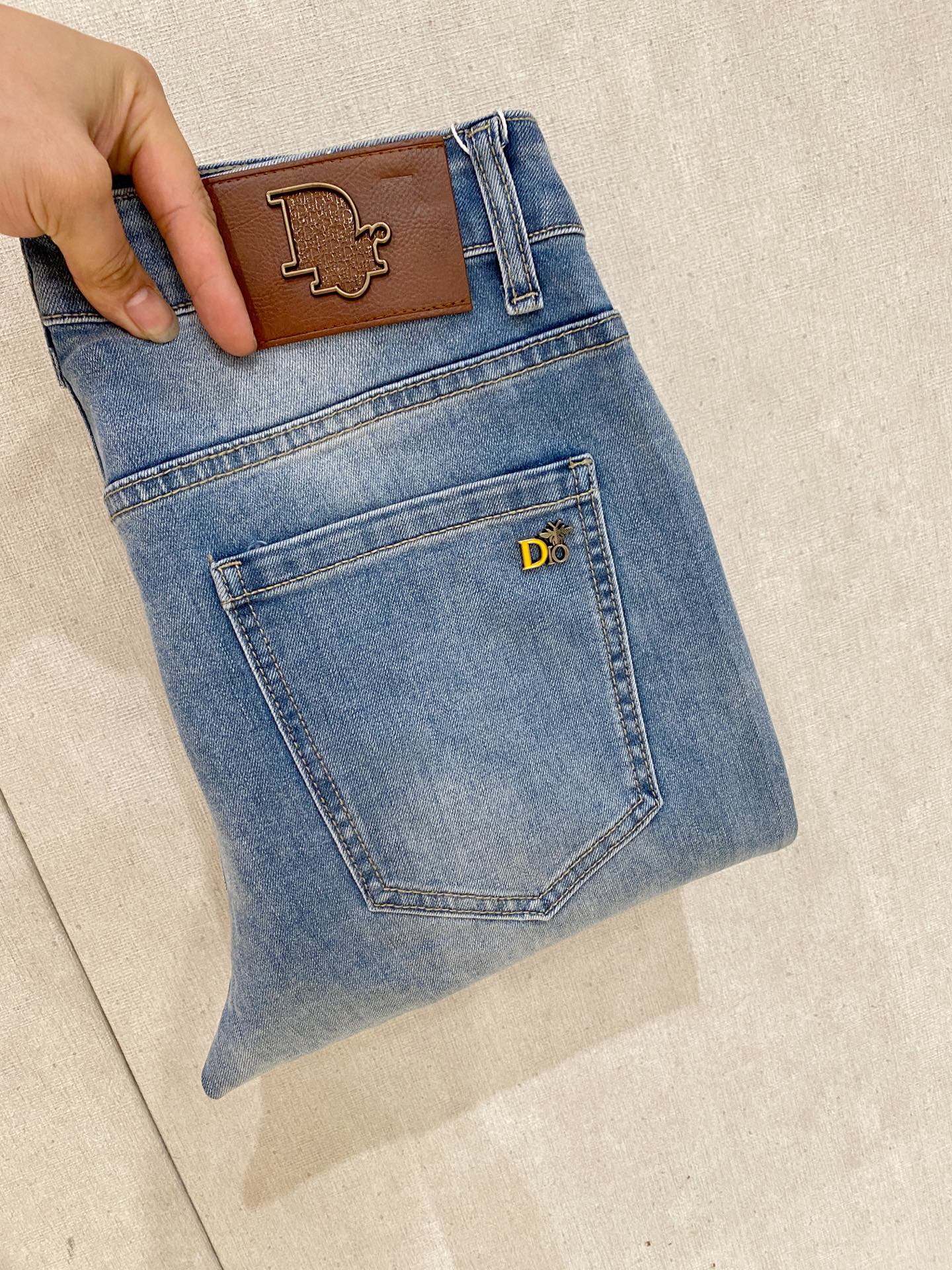 NO:937318,Dior men's denim jeans, official album and poster style!  High-grade imported denim raw color fabrics are supplied to customers, and the pure 13oz denim fabrics from Okayama, Japan are specially selected. Heavy-duty environmentally friendly plant enzyme washing process is used. The texture has a light retro color, which is quite beautiful and is very suitable for autumn and winter color matching. The fabric is soft and delicate after washing, but has strong bones and a slight stretch, providing an excellent comfortable experience. There is no damage from any technological elements throughout the body, retaining the purest tannin color!  The details throughout the body are perfect, exquisite and sophisticated. The latest leather label on the waist highlights the brand's characteristics. The hardware accessories, leather label and wiring all reflect the craftsmanship!  The silhouette is perfectly tailored and has excellent butt lift and slimming effect. It can be easily matched with any top in the wardrobe. It has wide compatibility and is suitable for various daily wear. The upper body is full of style. It is a must-have trousers for those who are obsessed with quality control and 1V!  Size 29-38 (not 35.37), dior, dior, jeans,19860909Dior 迪奥 男士丹宁牛仔裤,官宣画册海报穿搭款！ 客供高级进口的丹宁原色面料,特选日本冈山纯正13oz 盎司牛仔布料,重磅环保植物酵素水洗工艺,肌理有着淡淡的复古色彩,相当漂亮,极符合秋冬的配色,面料经过水洗后柔软细腻,但筋骨感极强,且略带弹力,提供了绝佳的舒适体验,通身无任何工艺元素破坏,保留了最纯粹的丹宁本色！通身细节完美如斯,精湛且考究,最新的腰部皮标彰显了品牌特质,五金配件、皮标、走线无不体现出匠心工艺！版型剪裁完美,提臀修身效果绝佳,可轻松横扫衣橱任何的上装搭配,兼容性广泛,满足于日常各种穿搭,上身型款十足,于品质控及1V迷控者必入型裤装！ 尺码29—38（没35.37）,,dior,dior,jeans,,Men's clothing