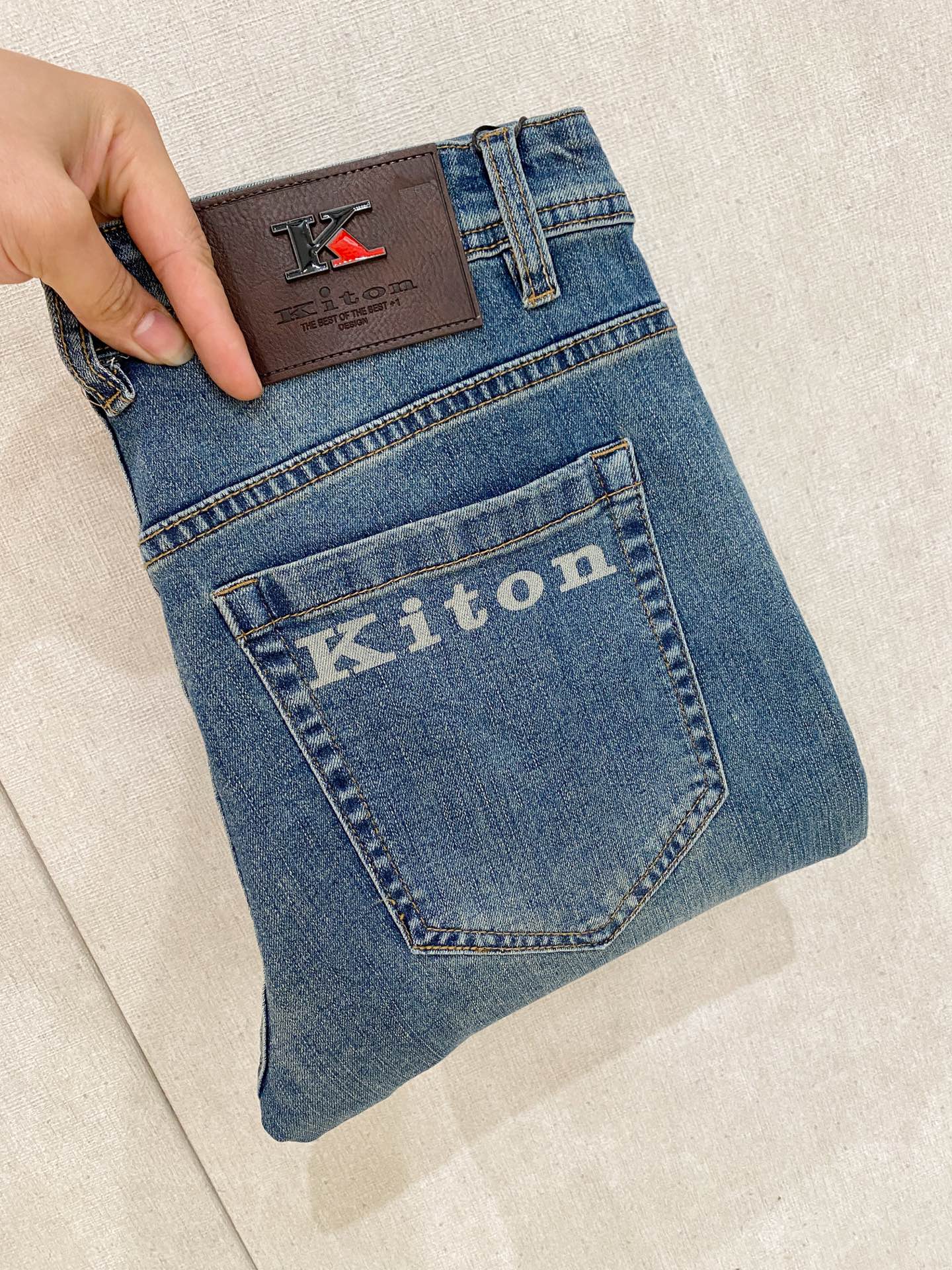 NO:937320,Kiton men's denim jeans, official album and poster wear style!  High-grade imported denim raw color fabrics are supplied to customers, and the pure 13oz denim fabrics from Okayama, Japan are specially selected. Heavy-duty environmentally friendly plant enzyme washing process is used. The texture has a light retro color, which is quite beautiful and is very suitable for autumn and winter color matching. The fabric is soft and delicate after washing, but has strong bones and a slight stretch, providing an excellent comfortable experience. There is no damage from any technological elements throughout the body, retaining the purest tannin color!  The details throughout the body are perfect, exquisite and sophisticated. The latest leather label on the waist highlights the brand's characteristics. The hardware accessories, leather label and wiring all reflect the craftsmanship!  The silhouette is perfectly tailored and has excellent butt lift and slimming effect. It can be easily matched with any top in the wardrobe. It has wide compatibility and is suitable for various daily wear. The upper body is full of style. It is a must-have trousers for those who are obsessed with quality control and 1V!  Size 29-38 (not 35.37),,jeans,19860909Kiton 男士丹宁牛仔裤,官宣画册海报穿搭款！ 客供高级进口的丹宁原色面料,特选日本冈山纯正13oz 盎司牛仔布料,重磅环保植物酵素水洗工艺,肌理有着淡淡的复古色彩,相当漂亮,极符合秋冬的配色,面料经过水洗后柔软细腻,但筋骨感极强,且略带弹力,提供了绝佳的舒适体验,通身无任何工艺元素破坏,保留了最纯粹的丹宁本色！通身细节完美如斯,精湛且考究,最新的腰部皮标彰显了品牌特质,五金配件、皮标、走线无不体现出匠心工艺！版型剪裁完美,提臀修身效果绝佳,可轻松横扫衣橱任何的上装搭配,兼容性广泛,满足于日常各种穿搭,上身型款十足,于品质控及1V迷控者必入型裤装！ 尺码29—38（没35.37）,,jeans,,Men's clothing