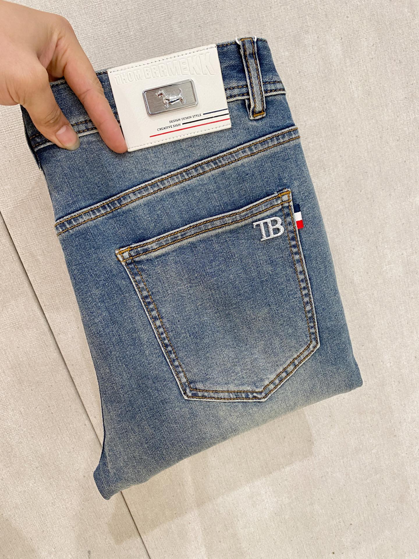NO:937322,TB men's denim jeans, official album and poster outfit!  High-grade imported denim raw color fabrics are supplied to customers, and the pure 13oz denim fabrics from Okayama, Japan are specially selected. Heavy-duty environmentally friendly plant enzyme washing process is used. The texture has a light retro color, which is quite beautiful and is very suitable for autumn and winter color matching. The fabric is soft and delicate after washing, but has strong bones and a slight stretch, providing an excellent comfortable experience. There is no damage from any technological elements throughout the body, retaining the purest tannin color!  The details throughout the body are perfect, exquisite and sophisticated. The latest leather label on the waist highlights the brand's characteristics. The hardware accessories, leather label and wiring all reflect the craftsmanship!  The silhouette is perfectly tailored and has excellent butt lift and slimming effect. It can be easily matched with any top in the wardrobe. It has wide compatibility and is suitable for various daily wear. The upper body is full of style. It is a must-have trousers for those who are obsessed with quality control and 1V!  Size 29-38 (not 35.37),,jeans,19860909TB 男士丹宁牛仔裤,官宣画册海报穿搭款！ 客供高级进口的丹宁原色面料,特选日本冈山纯正13oz 盎司牛仔布料,重磅环保植物酵素水洗工艺,肌理有着淡淡的复古色彩,相当漂亮,极符合秋冬的配色,面料经过水洗后柔软细腻,但筋骨感极强,且略带弹力,提供了绝佳的舒适体验,通身无任何工艺元素破坏,保留了最纯粹的丹宁本色！通身细节完美如斯,精湛且考究,最新的腰部皮标彰显了品牌特质,五金配件、皮标、走线无不体现出匠心工艺！版型剪裁完美,提臀修身效果绝佳,可轻松横扫衣橱任何的上装搭配,兼容性广泛,满足于日常各种穿搭,上身型款十足,于品质控及1V迷控者必入型裤装！ 尺码29—38（没35.37）,,jeans,,Men's clothing