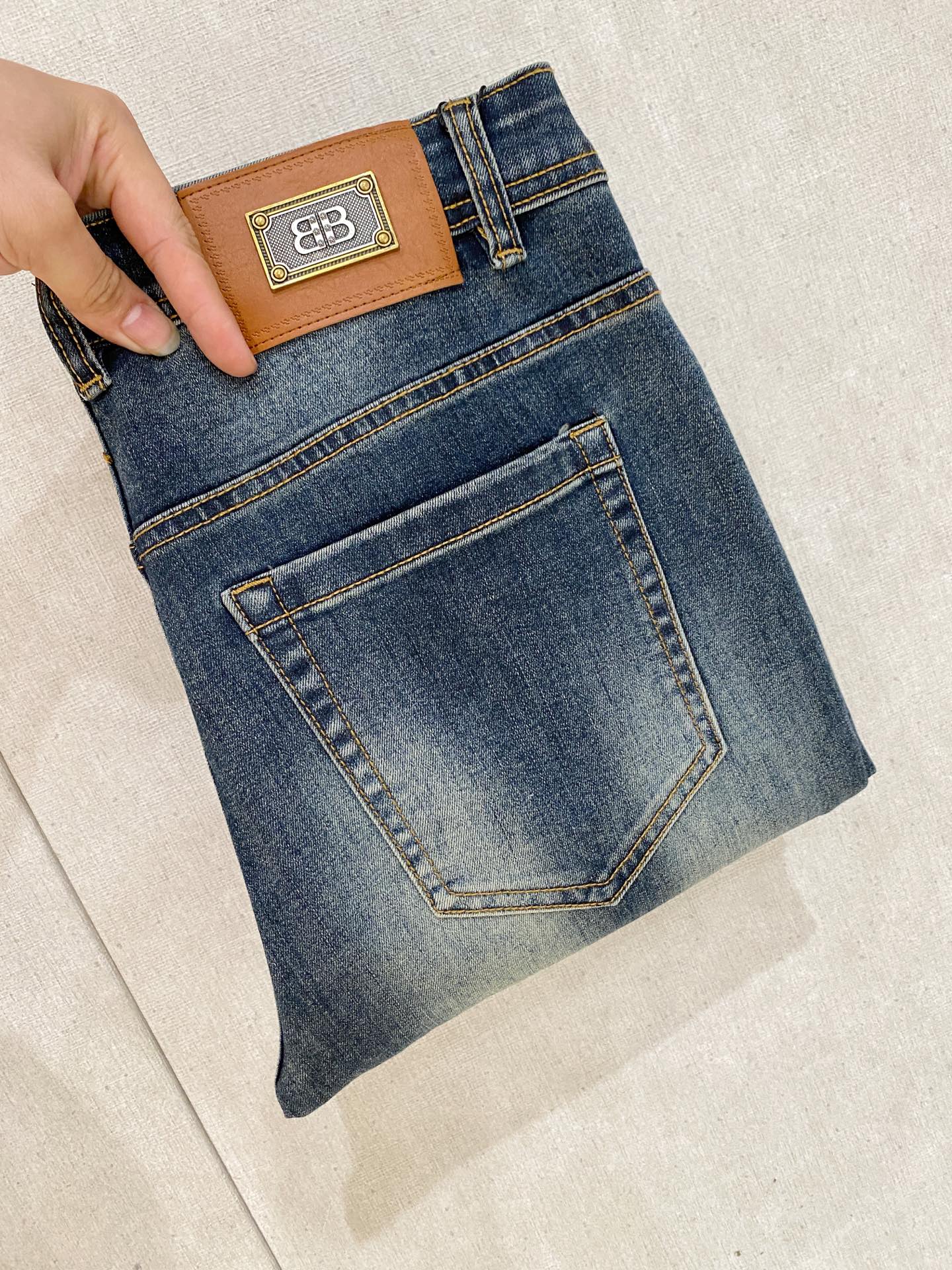 NO:937324,Balenciaga men's denim jeans, official album and poster outfit style!  High-grade imported denim raw color fabrics are supplied to customers, and the pure 13oz denim fabrics from Okayama, Japan are specially selected. Heavy-duty environmentally friendly plant enzyme washing process is used. The texture has a light retro color, which is quite beautiful and is very suitable for autumn and winter color matching. The fabric is soft and delicate after washing, but has strong bones and a slight stretch, providing an excellent comfortable experience. There is no damage from any technological elements throughout the body, retaining the purest tannin color!  The details throughout the body are perfect, exquisite and sophisticated. The latest leather label on the waist highlights the brand's characteristics. The hardware accessories, leather label and wiring all reflect the craftsmanship!  The silhouette is perfectly tailored and has excellent butt lift and slimming effect. It can be easily matched with any top in the wardrobe. It has wide compatibility and is suitable for various daily wear. The upper body is full of style. It is a must-have trousers for those who are obsessed with quality control and 1V!  Size 29-38 (not 35.37),,balenciaga,jeans,19860909巴黎世家 男士丹宁牛仔裤,官宣画册海报穿搭款！ 客供高级进口的丹宁原色面料,特选日本冈山纯正13oz 盎司牛仔布料,重磅环保植物酵素水洗工艺,肌理有着淡淡的复古色彩,相当漂亮,极符合秋冬的配色,面料经过水洗后柔软细腻,但筋骨感极强,且略带弹力,提供了绝佳的舒适体验,通身无任何工艺元素破坏,保留了最纯粹的丹宁本色！通身细节完美如斯,精湛且考究,最新的腰部皮标彰显了品牌特质,五金配件、皮标、走线无不体现出匠心工艺！版型剪裁完美,提臀修身效果绝佳,可轻松横扫衣橱任何的上装搭配,兼容性广泛,满足于日常各种穿搭,上身型款十足,于品质控及1V迷控者必入型裤装！ 尺码29—38（没35.37）,,balenciaga,jeans,,Men's clothing