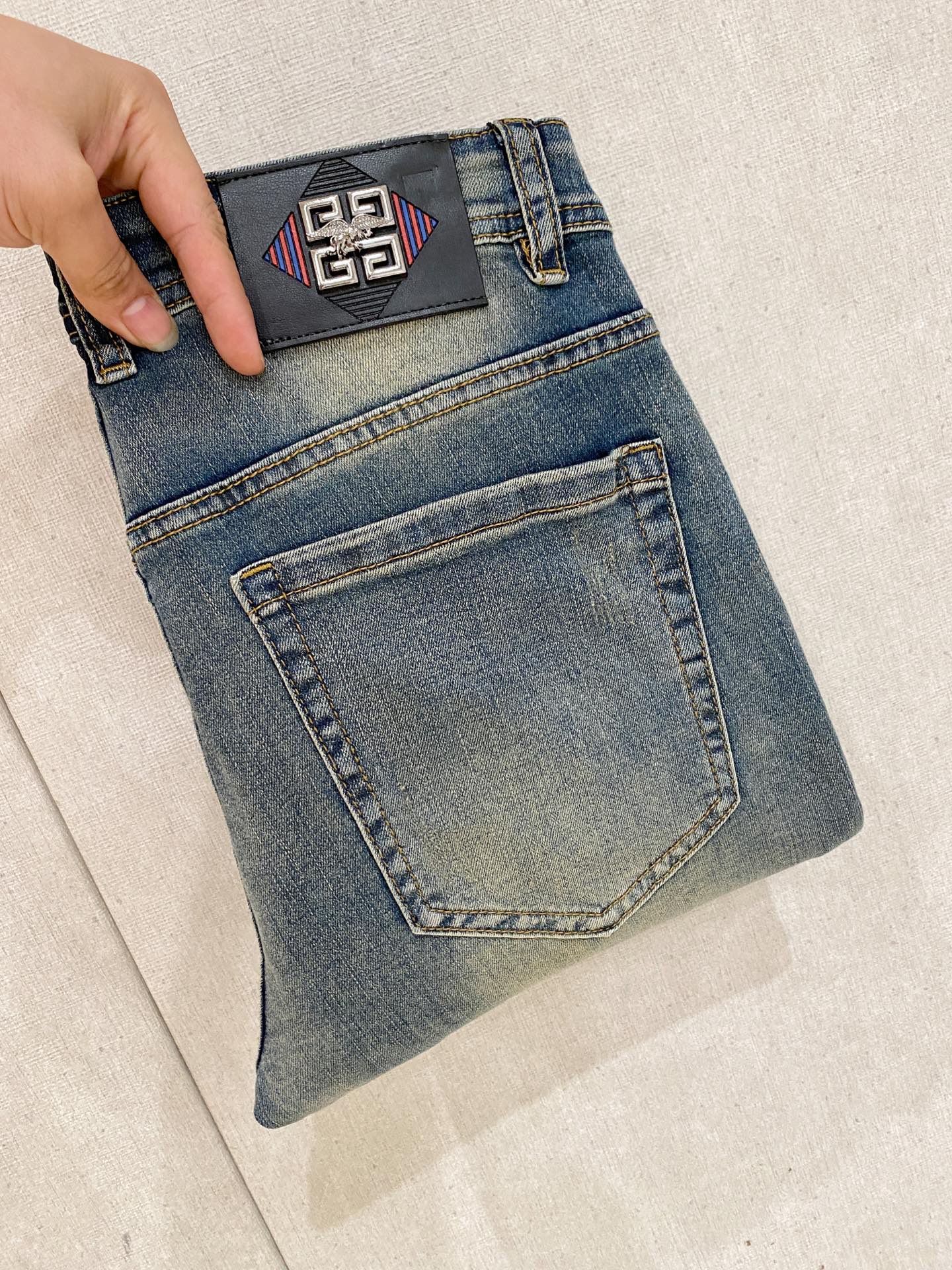 NO:937326,Givenchy men's denim jeans, official album and poster outfit style!  High-grade imported denim raw color fabrics are supplied to customers, and the pure 13oz denim fabrics from Okayama, Japan are specially selected. Heavy-duty environmentally friendly plant enzyme washing process is used. The texture has a light retro color, which is quite beautiful and is very suitable for autumn and winter color matching. The fabric is soft and delicate after washing, but has strong bones and a slight stretch, providing an excellent comfortable experience. There is no damage from any technological elements throughout the body, retaining the purest tannin color!  The details throughout the body are perfect, exquisite and sophisticated. The latest leather label on the waist highlights the brand's characteristics. The hardware accessories, leather label and wiring all reflect the craftsmanship!  The silhouette is perfectly tailored and has excellent butt lift and slimming effect. It can be easily matched with any top in the wardrobe. It has wide compatibility and is suitable for various daily wear. The upper body is full of style. It is a must-have trousers for those who are obsessed with quality control and 1V!  Size 29-38 (not 35.37),,givenchy,jeans,19860909纪梵希 男士丹宁牛仔裤,官宣画册海报穿搭款！ 客供高级进口的丹宁原色面料,特选日本冈山纯正13oz 盎司牛仔布料,重磅环保植物酵素水洗工艺,肌理有着淡淡的复古色彩,相当漂亮,极符合秋冬的配色,面料经过水洗后柔软细腻,但筋骨感极强,且略带弹力,提供了绝佳的舒适体验,通身无任何工艺元素破坏,保留了最纯粹的丹宁本色！通身细节完美如斯,精湛且考究,最新的腰部皮标彰显了品牌特质,五金配件、皮标、走线无不体现出匠心工艺！版型剪裁完美,提臀修身效果绝佳,可轻松横扫衣橱任何的上装搭配,兼容性广泛,满足于日常各种穿搭,上身型款十足,于品质控及1V迷控者必入型裤装！ 尺码29—38（没35.37）,,givenchy,jeans,,Men's clothing