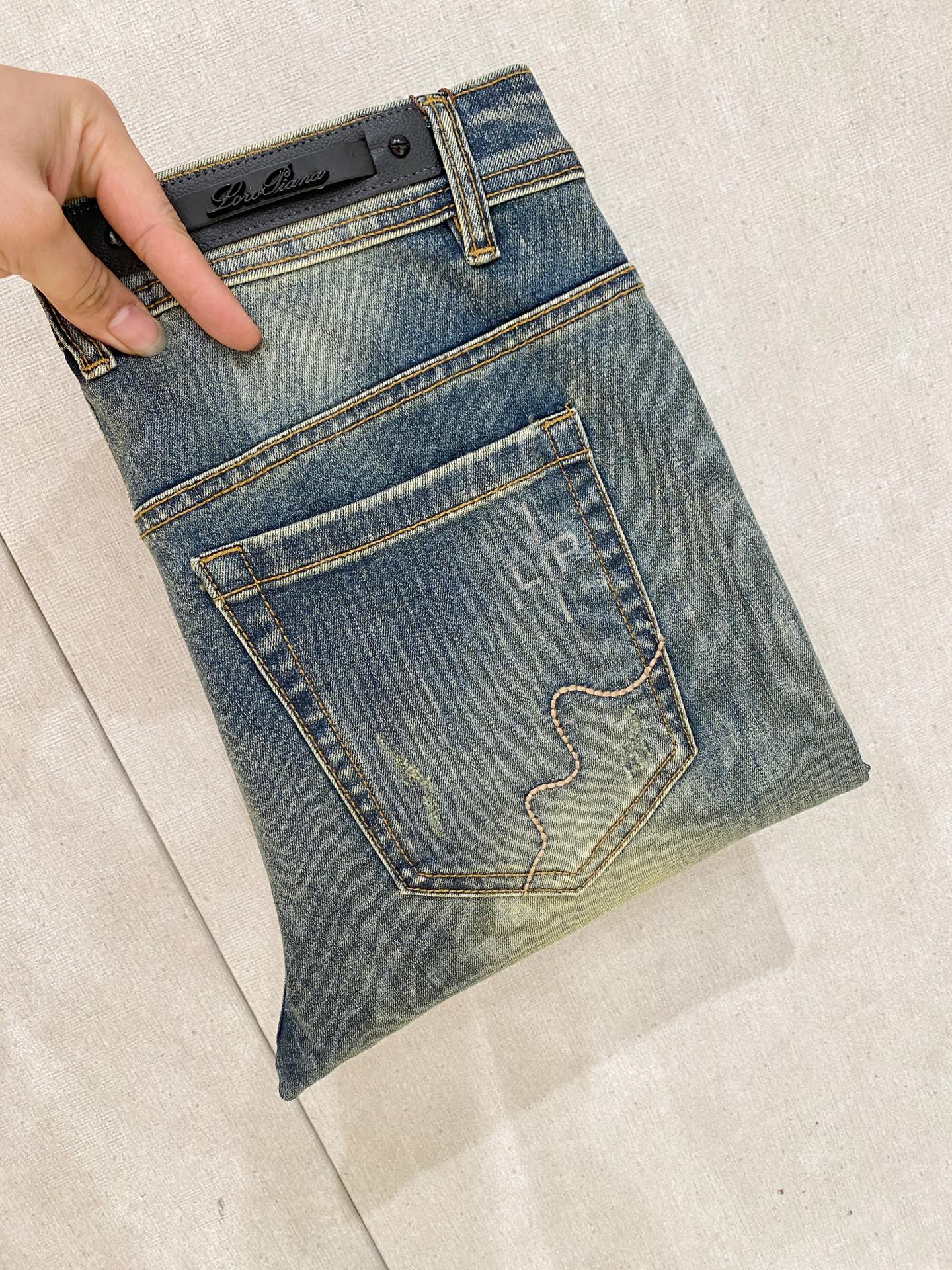NO:937328,LP men's denim jeans, official album and poster outfit!  High-grade imported denim raw color fabrics are supplied to customers, and the pure 13oz denim fabrics from Okayama, Japan are specially selected. Heavy-duty environmentally friendly plant enzyme washing process is used. The texture has a light retro color, which is quite beautiful and is very suitable for autumn and winter color matching. The fabric is soft and delicate after washing, but has strong bones and a slight stretch, providing an excellent comfortable experience. There is no damage from any technological elements throughout the body, retaining the purest tannin color!  The details throughout the body are perfect, exquisite and sophisticated. The latest leather label on the waist highlights the brand's characteristics. The hardware accessories, leather label and wiring all reflect the craftsmanship!  The silhouette is perfectly tailored and has excellent butt lift and slimming effect. It can be easily matched with any top in the wardrobe. It has wide compatibility and is suitable for various daily wear. The upper body is full of style. It is a must-have trousers for those who are obsessed with quality control and 1V!  Size 29-38 (not 35.37),,loro piana,jeans,19860909LP 男士丹宁牛仔裤,官宣画册海报穿搭款！ 客供高级进口的丹宁原色面料,特选日本冈山纯正13oz 盎司牛仔布料,重磅环保植物酵素水洗工艺,肌理有着淡淡的复古色彩,相当漂亮,极符合秋冬的配色,面料经过水洗后柔软细腻,但筋骨感极强,且略带弹力,提供了绝佳的舒适体验,通身无任何工艺元素破坏,保留了最纯粹的丹宁本色！通身细节完美如斯,精湛且考究,最新的腰部皮标彰显了品牌特质,五金配件、皮标、走线无不体现出匠心工艺！版型剪裁完美,提臀修身效果绝佳,可轻松横扫衣橱任何的上装搭配,兼容性广泛,满足于日常各种穿搭,上身型款十足,于品质控及1V迷控者必入型裤装！ 尺码29—38（没35.37）,,loro piana,jeans,,Men's clothing