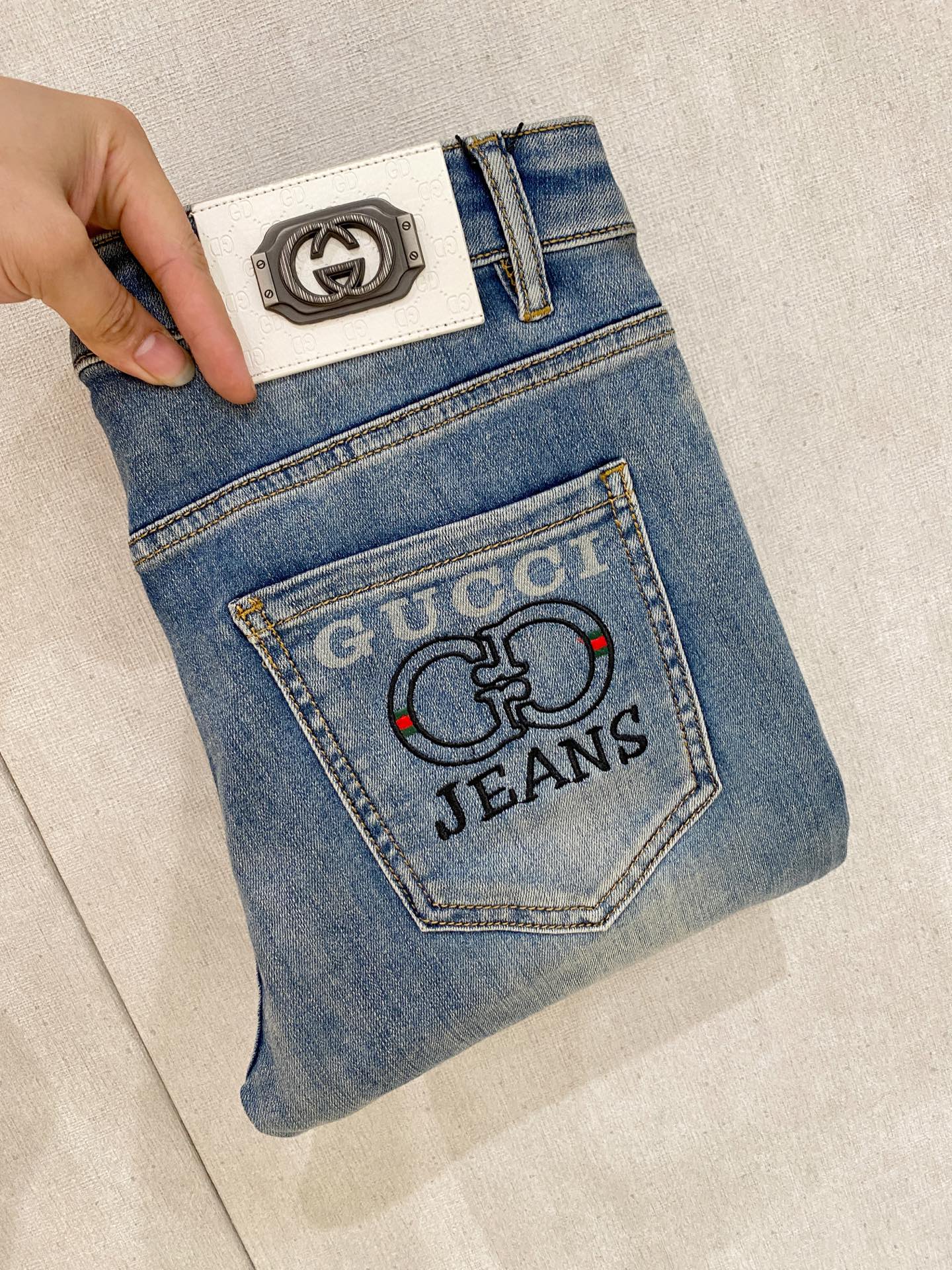 NO:937285,GUCCI men's denim jeans, official album and poster outfit style!  High-grade imported denim raw color fabrics are supplied to customers, and the pure 13oz denim fabrics from Okayama, Japan are specially selected. Heavy-duty environmentally friendly plant enzyme washing process is used. The texture has a light retro color, which is quite beautiful and is very suitable for autumn and winter color matching. The fabric is soft and delicate after washing, but has strong bones and a slight stretch, providing an excellent comfortable experience. There is no damage from any technological elements throughout the body, retaining the purest tannin color!  The details throughout the body are perfect, exquisite and sophisticated. The latest leather label on the waist highlights the brand's characteristics. The hardware accessories, leather label and wiring all reflect the craftsmanship!  The silhouette is perfectly tailored and has excellent butt lift and slimming effect. It can be easily matched with any top in the wardrobe. It has wide compatibility and is suitable for various daily wear. The upper body is full of style. It is a must-have trousers for those who are obsessed with quality control and 1V!  Size 29-38 (not 35.37),,gucci,jeans,19860909GUCCI 古奇 男士丹宁牛仔裤,官宣画册海报穿搭款！ 客供高级进口的丹宁原色面料,特选日本冈山纯正13oz 盎司牛仔布料,重磅环保植物酵素水洗工艺,肌理有着淡淡的复古色彩,相当漂亮,极符合秋冬的配色,面料经过水洗后柔软细腻,但筋骨感极强,且略带弹力,提供了绝佳的舒适体验,通身无任何工艺元素破坏,保留了最纯粹的丹宁本色！通身细节完美如斯,精湛且考究,最新的腰部皮标彰显了品牌特质,五金配件、皮标、走线无不体现出匠心工艺！版型剪裁完美,提臀修身效果绝佳,可轻松横扫衣橱任何的上装搭配,兼容性广泛,满足于日常各种穿搭,上身型款十足,于品质控及1V迷控者必入型裤装！ 尺码29—38（没35.37）,,gucci,jeans,,Men's clothing