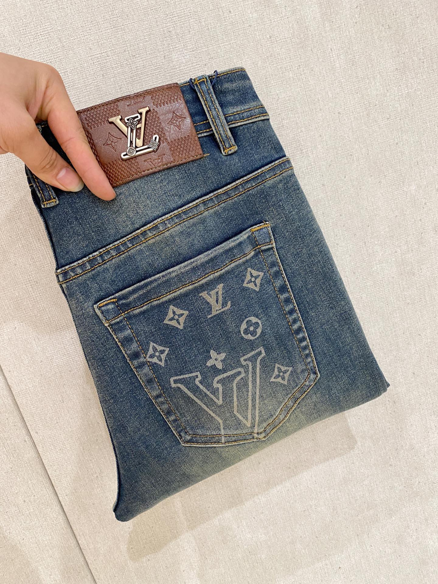 NO:937282,LV men's denim jeans, official album and poster outfit style!  High-grade imported denim raw color fabrics are supplied to customers, and the pure 13oz denim fabrics from Okayama, Japan are specially selected. Heavy-duty environmentally friendly plant enzyme washing process is used. The texture has a light retro color, which is quite beautiful and is very suitable for autumn and winter color matching. The fabric is soft and delicate after washing, but has strong bones and a slight stretch, providing an excellent comfortable experience. There is no damage from any technological elements throughout the body, retaining the purest tannin color!  The details throughout the body are perfect, exquisite and sophisticated. The latest leather label on the waist highlights the brand's characteristics. The hardware accessories, leather label and wiring all reflect the craftsmanship!  The silhouette is perfectly tailored and has excellent butt lift and slimming effect. It can be easily matched with any top in the wardrobe. It has wide compatibility and is suitable for various daily wear. The upper body is full of style. It is a must-have trousers for those who are obsessed with quality control and 1V!  Size 29-38 (not 35.37),,louis vuitton,jeans,19860909LV 男士丹宁牛仔裤,官宣画册海报穿搭款！ 客供高级进口的丹宁原色面料,特选日本冈山纯正13oz 盎司牛仔布料,重磅环保植物酵素水洗工艺,肌理有着淡淡的复古色彩,相当漂亮,极符合秋冬的配色,面料经过水洗后柔软细腻,但筋骨感极强,且略带弹力,提供了绝佳的舒适体验,通身无任何工艺元素破坏,保留了最纯粹的丹宁本色！通身细节完美如斯,精湛且考究,最新的腰部皮标彰显了品牌特质,五金配件、皮标、走线无不体现出匠心工艺！版型剪裁完美,提臀修身效果绝佳,可轻松横扫衣橱任何的上装搭配,兼容性广泛,满足于日常各种穿搭,上身型款十足,于品质控及1V迷控者必入型裤装！ 尺码29—38（没35.37）,,louis vuitton,jeans,,Men's clothing