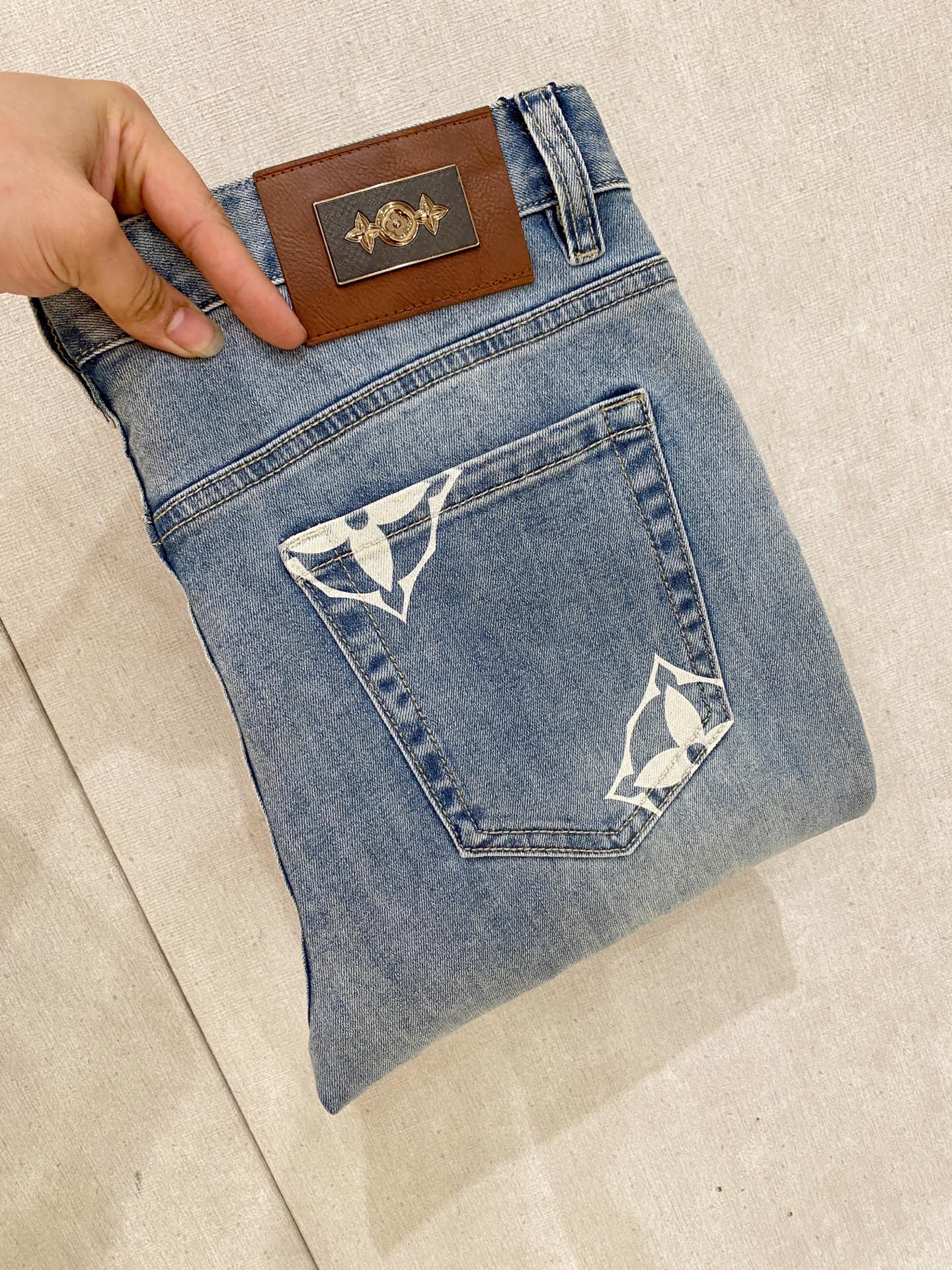 NO:937288,LV men's denim jeans, official album and poster outfit style!  High-grade imported denim raw color fabrics are supplied to customers, and the pure 13oz denim fabrics from Okayama, Japan are specially selected. Heavy-duty environmentally friendly plant enzyme washing process is used. The texture has a light retro color, which is quite beautiful and is very suitable for autumn and winter color matching. The fabric is soft and delicate after washing, but has strong bones and a slight stretch, providing an excellent comfortable experience. There is no damage from any technological elements throughout the body, retaining the purest tannin color!  The details throughout the body are perfect, exquisite and sophisticated. The latest leather label on the waist highlights the brand's characteristics. The hardware accessories, leather label and wiring all reflect the craftsmanship!  The silhouette is perfectly tailored and has excellent butt lift and slimming effect. It can be easily matched with any top in the wardrobe. It has wide compatibility and is suitable for various daily wear. The upper body is full of style. It is a must-have trousers for those who are obsessed with quality control and 1V!  Size 29-38 (not 35.37),,louis vuitton,jeans,19860909Lv 男士丹宁牛仔裤,官宣画册海报穿搭款！ 客供高级进口的丹宁原色面料,特选日本冈山纯正13oz 盎司牛仔布料,重磅环保植物酵素水洗工艺,肌理有着淡淡的复古色彩,相当漂亮,极符合秋冬的配色,面料经过水洗后柔软细腻,但筋骨感极强,且略带弹力,提供了绝佳的舒适体验,通身无任何工艺元素破坏,保留了最纯粹的丹宁本色！通身细节完美如斯,精湛且考究,最新的腰部皮标彰显了品牌特质,五金配件、皮标、走线无不体现出匠心工艺！版型剪裁完美,提臀修身效果绝佳,可轻松横扫衣橱任何的上装搭配,兼容性广泛,满足于日常各种穿搭,上身型款十足,于品质控及1V迷控者必入型裤装！ 尺码29—38（没35.37）,,louis vuitton,jeans,,Men's clothing