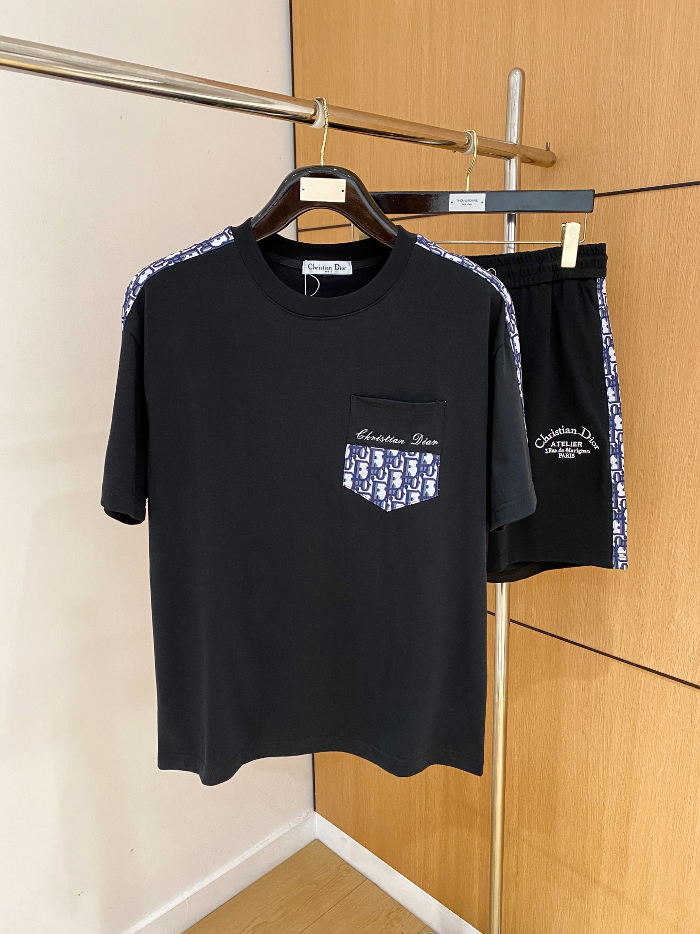 NO:866565,Dior's latest 2026 summer style, same style for men and women, classic design short-sleeved T-shirt shorts suit, slightly expanded version, customized air layer fabric, soft to the touch, comfortable to wear, fine workmanship. The upper body effect is incomparably handsome, size M-3XL A1,, dior, shorts, T-shirt, tees, t-shirt,19860909迪奥 2026夏季最新款,男女同款,经典设计短袖T恤短裤套装,微扩版型,定制空气层面料,手感柔软,穿着舒适,做工精细.上身效果无敌帅气,码数M-3XL A1,,dior,shorts,T-shirt,tees，t-shirt,,Men's clothing