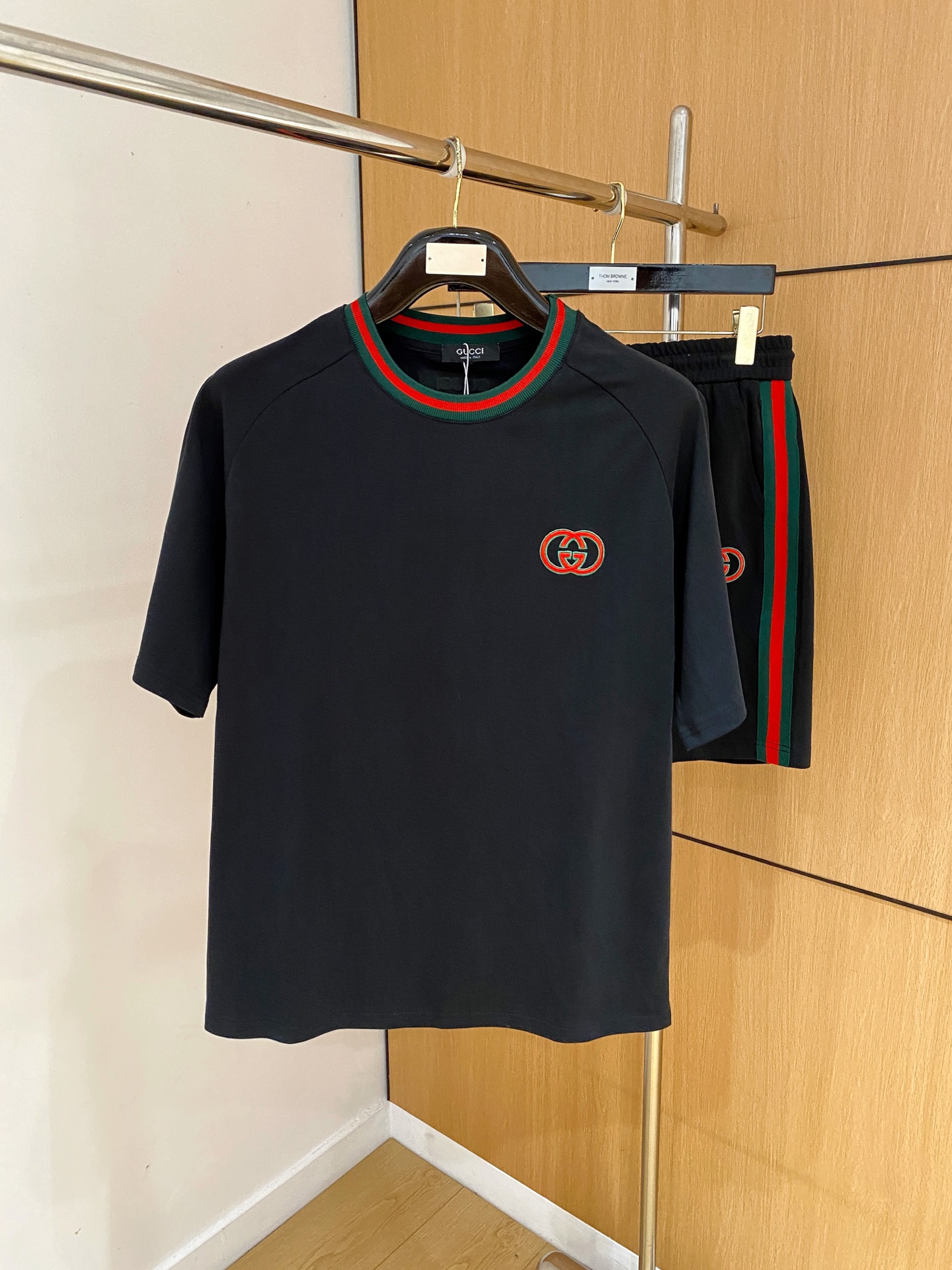 NO:873145,Gucci 2026 summer latest model, same style for men and women, classic design short-sleeved T-shirt shorts suit, slightly expanded version, customized air layer fabric, soft to the touch, comfortable to wear, fine workmanship. The upper body effect is invincible and handsome, size M-3XL A1,,gucci,shorts,T-shirt,tees,t-shirt,19860909古驰 2026夏季最新款,男女同款,经典设计短袖T恤短裤套装,微扩版型,定制空气层面料,手感柔软,穿着舒适,做工精细.上身效果无敌帅气,码数M-3XL A1,,gucci,shorts,T-shirt,tees，t-shirt,,Men's clothing