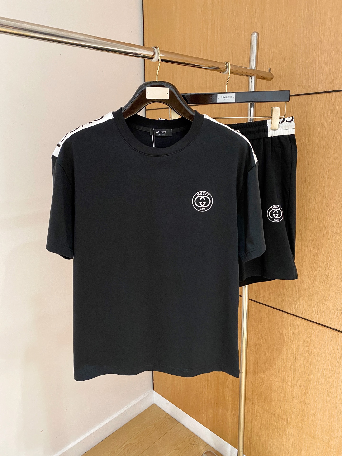 NO:866575,Gucci 2026 summer latest model, same style for men and women, classic design short-sleeved T-shirt shorts suit, slightly expanded version, customized air layer fabric, soft to the touch, comfortable to wear, fine workmanship. The upper body effect is invincible and handsome, size M-3XL A1,,gucci,shorts,T-shirt,tees,t-shirt,19860909古驰 2026夏季最新款,男女同款,经典设计短袖T恤短裤套装,微扩版型,定制空气层面料,手感柔软,穿着舒适,做工精细.上身效果无敌帅气,码数M-3XL A1,,gucci,shorts,T-shirt,tees，t-shirt,,Men's clothing