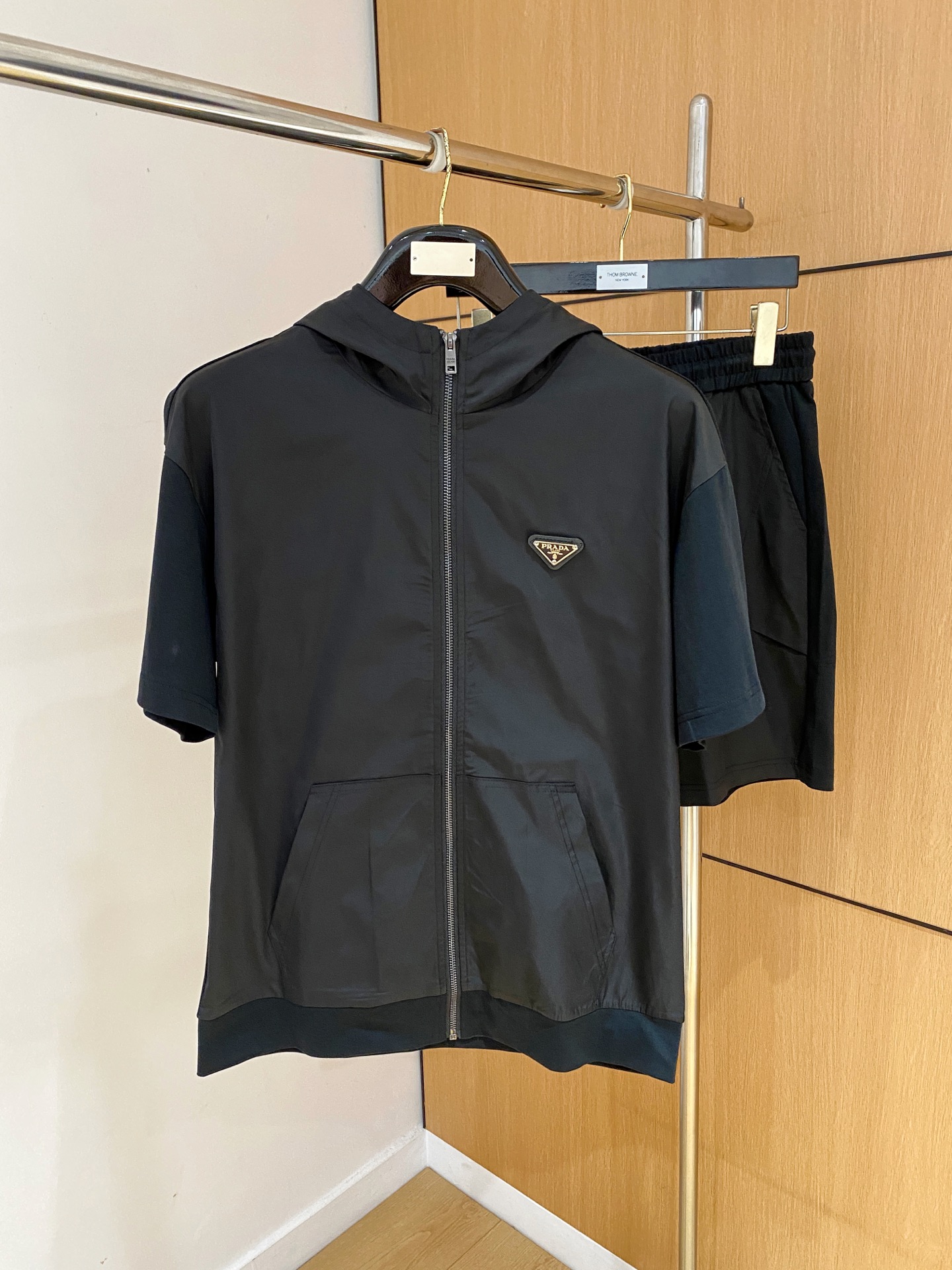 NO:866556,Prada's latest 2026 summer style, same style for men and women, classic design short-sleeved T-shirt shorts suit, slightly expanded version, customized air layer fabric, soft to the touch, comfortable to wear, fine workmanship. The upper body effect is incomparably handsome, size M-3XL A1,, prada, shorts, T-shirt, tees, t-shirt,19860909普拉达 2026夏季最新款,男女同款,经典设计短袖T恤短裤套装,微扩版型,定制空气层面料,手感柔软,穿着舒适,做工精细.上身效果无敌帅气,码数M-3XL A1,,prada,shorts,T-shirt,tees，t-shirt,,Men's clothing