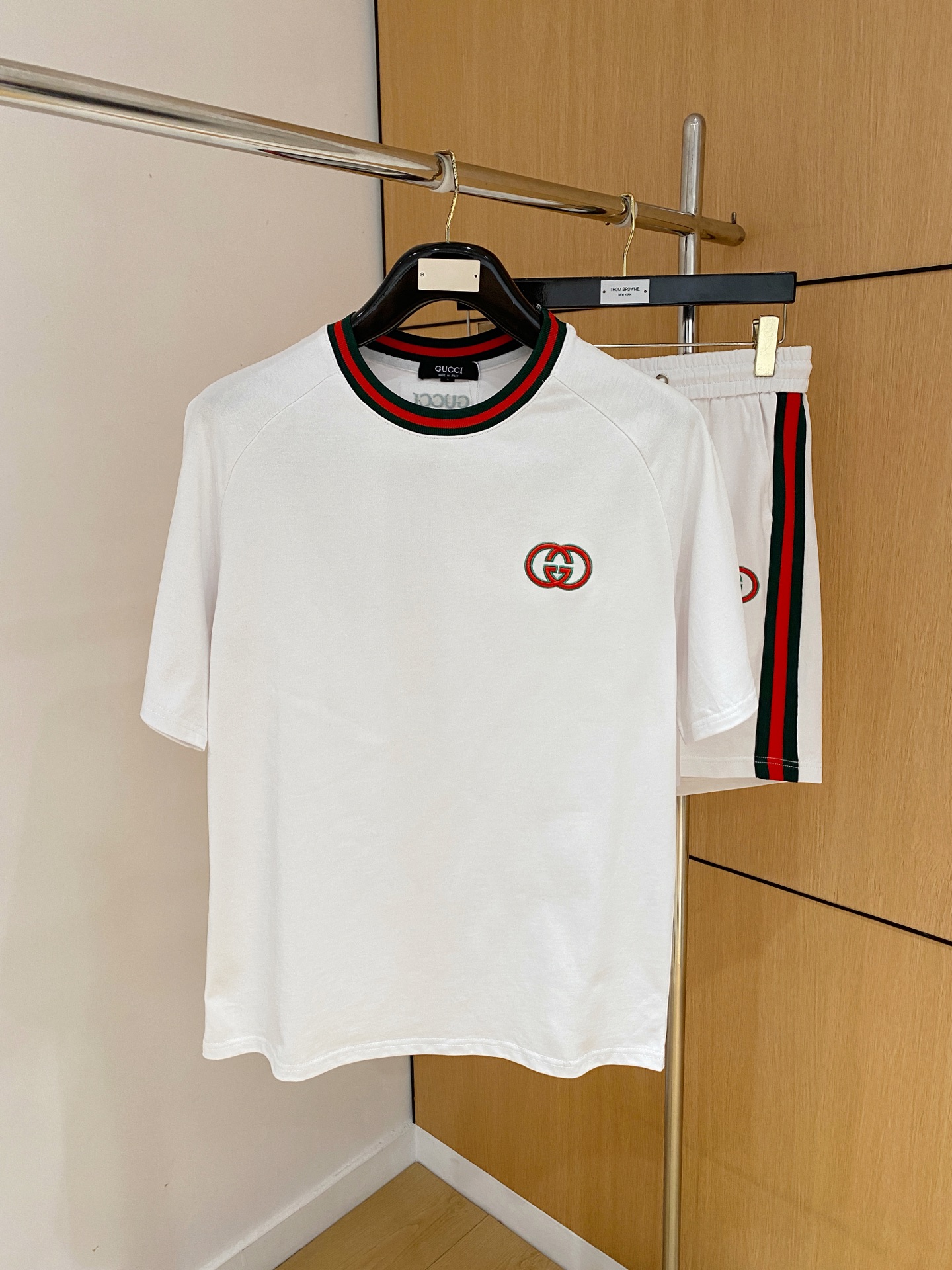 NO:866535,Gucci 2026 summer latest model, same style for men and women, classic design short-sleeved T-shirt shorts suit, slightly expanded version, customized air layer fabric, soft to the touch, comfortable to wear, fine workmanship. The upper body effect is invincible and handsome, size M-3XL A1,,gucci,shorts,T-shirt,tees,t-shirt,19860909古驰 2026夏季最新款,男女同款,经典设计短袖T恤短裤套装,微扩版型,定制空气层面料,手感柔软,穿着舒适,做工精细.上身效果无敌帅气,码数M-3XL A1,,gucci,shorts,T-shirt,tees，t-shirt,,Men's clothing