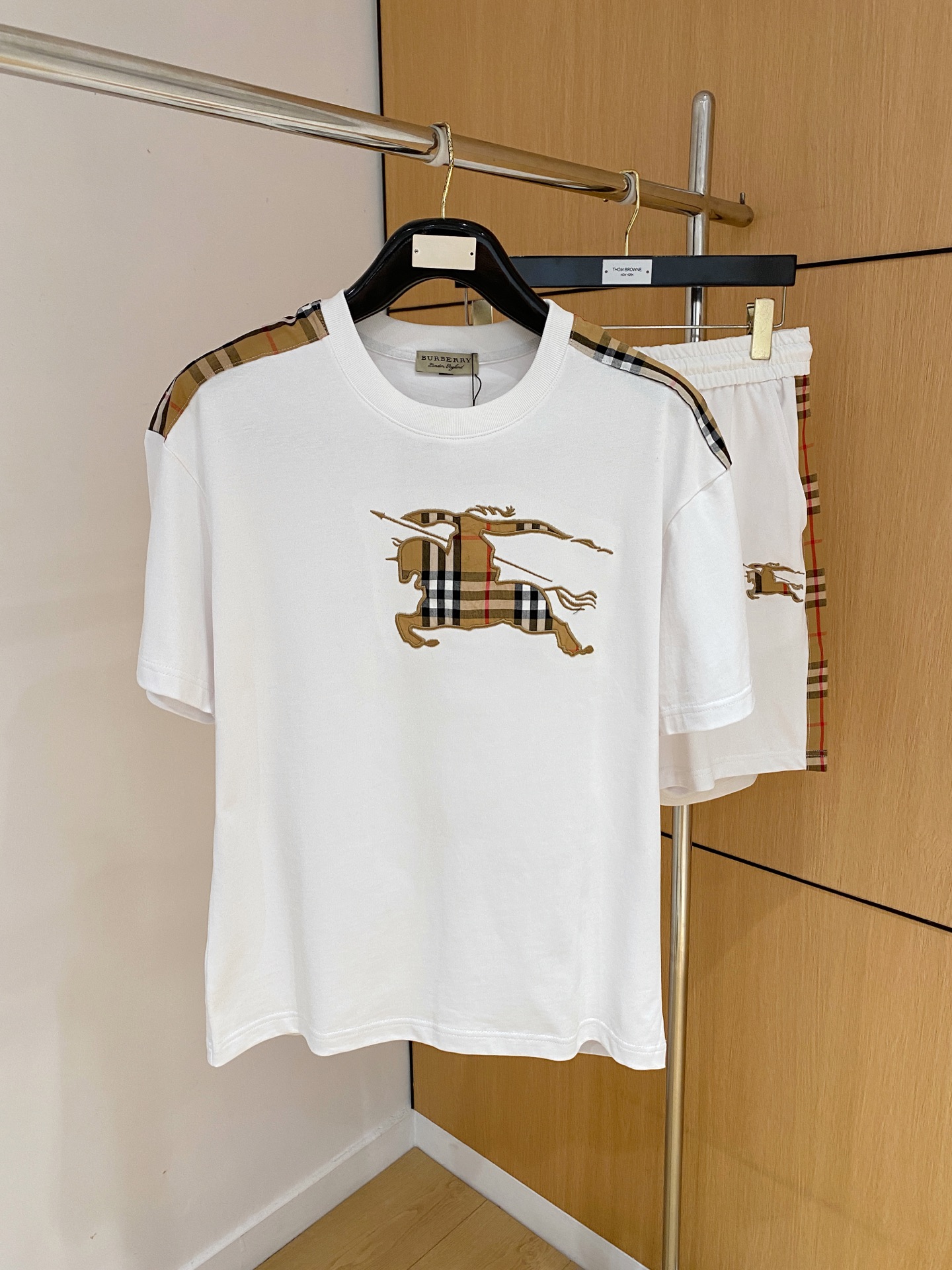 NO:866546,LV 2026 summer latest model, same style for men and women, classic design short-sleeved T-shirt shorts suit, slightly expanded version, customized air layer fabric, soft to the touch, comfortable to wear, fine workmanship. The upper body effect is invincible and handsome, size M-3XL A1,, louis vuitton, shorts, T-shirt, tees, t-shirt,19860909LV 2026夏季最新款,男女同款,经典设计短袖T恤短裤套装,微扩版型,定制空气层面料,手感柔软,穿着舒适,做工精细.上身效果无敌帅气,码数M-3XL A1,,louis vuitton,shorts,T-shirt,tees，t-shirt,,Men's clothing