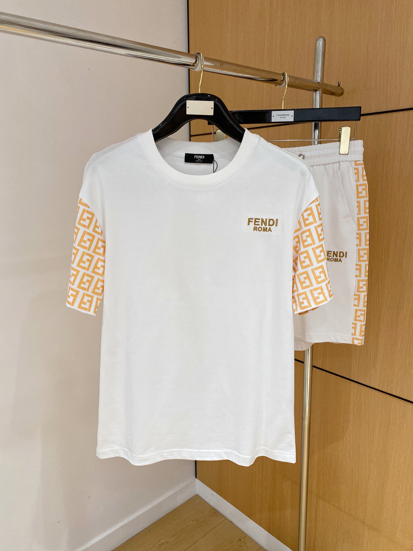 NO:866585,Fendi 2026 summer latest model, same style for men and women, classic design short-sleeved T-shirt shorts suit, slightly expanded version, customized air layer fabric, soft to the touch, comfortable to wear, fine workmanship. The upper body effect is invincible and handsome, size M-3XL A1,,fendi,shorts,T-shirt,tees,t-shirt,19860909芬迪 2026夏季最新款,男女同款,经典设计短袖T恤短裤套装,微扩版型,定制空气层面料,手感柔软,穿着舒适,做工精细.上身效果无敌帅气,码数M-3XL A1,,fendi,shorts,T-shirt,tees，t-shirt,,Men's clothing