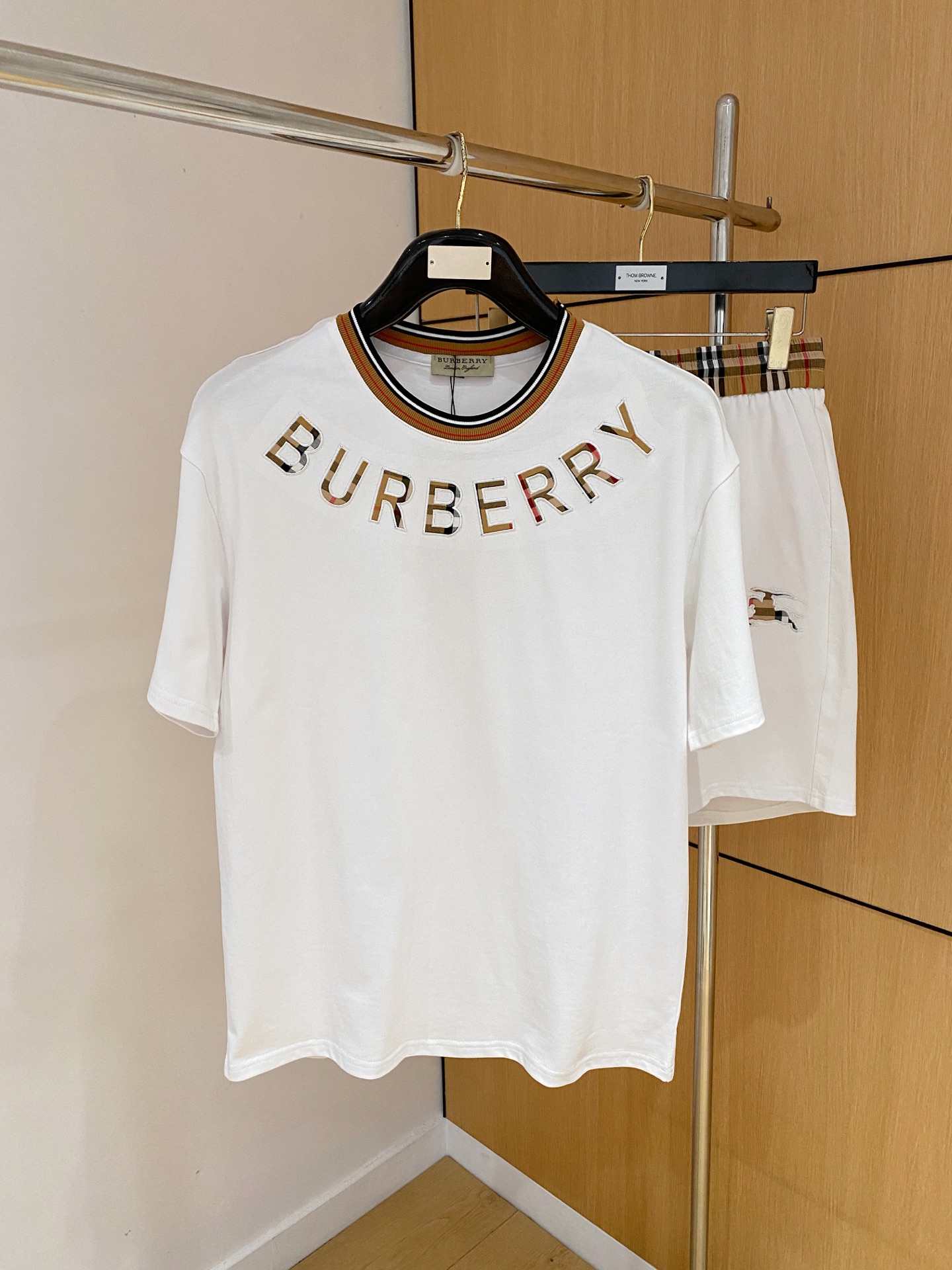 NO:866596,Burberry 2026 summer latest model, same style for men and women, classic design short-sleeved T-shirt shorts suit, slightly expanded version, customized air layer fabric, soft to the touch, comfortable to wear, fine workmanship. The upper body effect is incomparably handsome, size M-3XL A1,, burberry, shorts, T-shirt, tees, t-shirt,19860909巴宝莉 2026夏季最新款,男女同款,经典设计短袖T恤短裤套装,微扩版型,定制空气层面料,手感柔软,穿着舒适,做工精细.上身效果无敌帅气,码数M-3XL A1,,burberry,shorts,T-shirt,tees，t-shirt,,Men's clothing