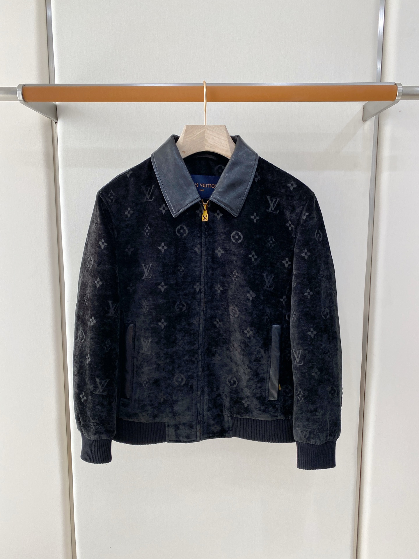 主推爆款🔥🔥LV# 真皮领夹克雪尼尔绒外套 独家首发秋冬新品🆕🆕路易威登官网最新设计款、 2026官网专柜同步在售系列 主推爆款🔥🔥LV# 真皮领夹克雪尼尔绒外套 独家首发秋冬新品🆕🆕路易威登官网最新设计款、 2026官网专柜同步在售系列