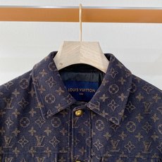主推爆款🔥🔥LV# 翻领满身提花牛仔夹克 独家首发秋冬新品🆕🆕路易威登官网最新设计款、 2026官网专柜同步在售系列‼ 主推爆款🔥🔥LV# 翻领满身提花牛仔夹克 独家首发秋冬新品🆕🆕路易威登官网最新设计款、 2026官网专柜同步在售系列‼