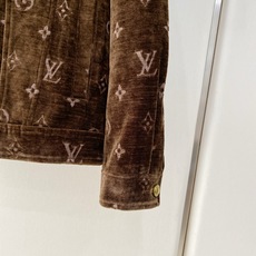 主推爆款🔥🔥LV# 翻领满身提花丝绒牛仔款夹克 独家首发秋冬新品🆕🆕路易威登官网最新设计款、 2026官网专柜同步在售 主推爆款🔥🔥LV# 翻领满身提花丝绒牛仔款夹克 独家首发秋冬新品🆕🆕路易威登官网最新设计款、 2026官网专柜同步在售