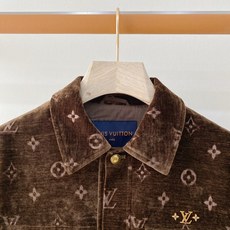 主推爆款🔥🔥LV# 翻领满身提花丝绒牛仔款夹克 独家首发秋冬新品🆕🆕路易威登官网最新设计款、 2026官网专柜同步在售 主推爆款🔥🔥LV# 翻领满身提花丝绒牛仔款夹克 独家首发秋冬新品🆕🆕路易威登官网最新设计款、 2026官网专柜同步在售
