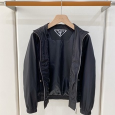 主推爆款🔥🔥PRADA# 三角标立领薄棉夹克 独家首发秋冬新品🆕🆕普拉达官网最新设计款、 2026官网专柜同步在售系列 主推爆款🔥🔥PRADA# 三角标立领薄棉夹克 独家首发秋冬新品🆕🆕普拉达官网最新设计款、 2026官网专柜同步在售系列